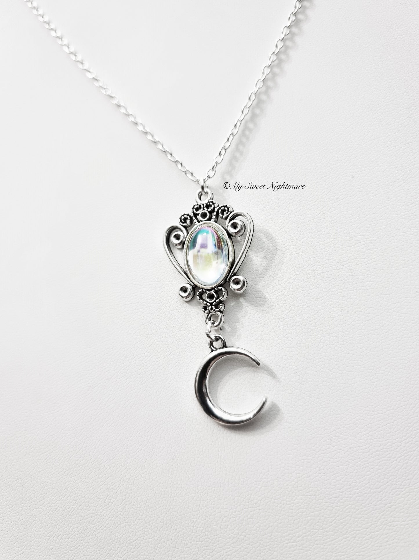 Collana con luna crescente e cabochon arcobaleno