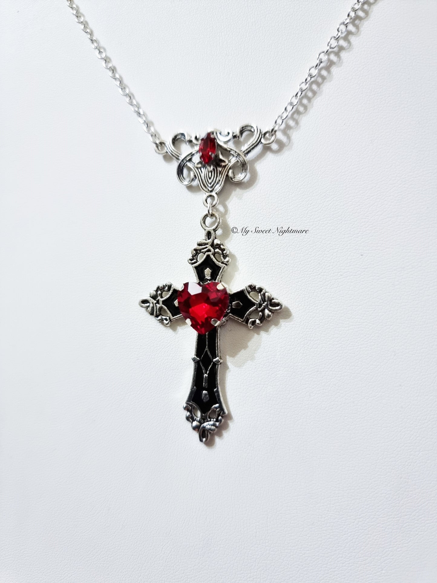 Collana gotica con croce nera e cuore in cristallo rosso