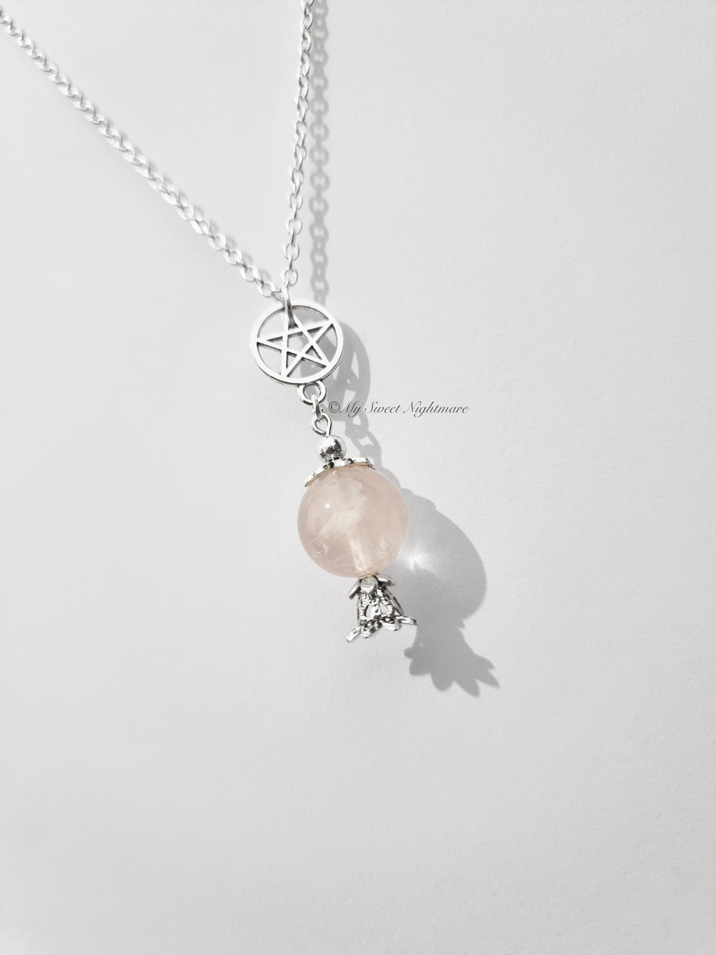 Collana con sfera di cristallo in quarzo rosa e pentacolo