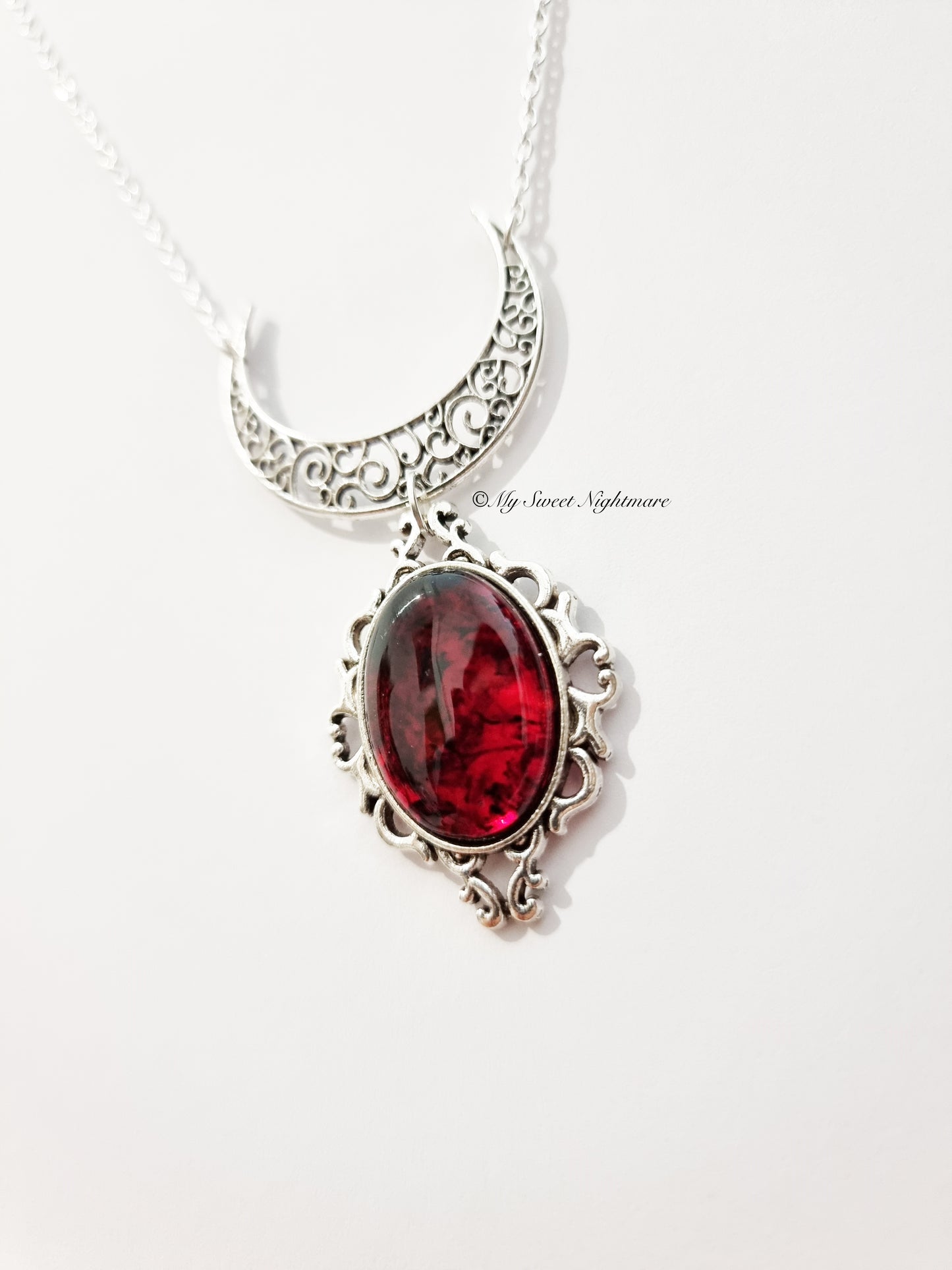"BLOODMOON" Collana gotica con mezza Luna e Cammeo con Cabochon effetto Sangue