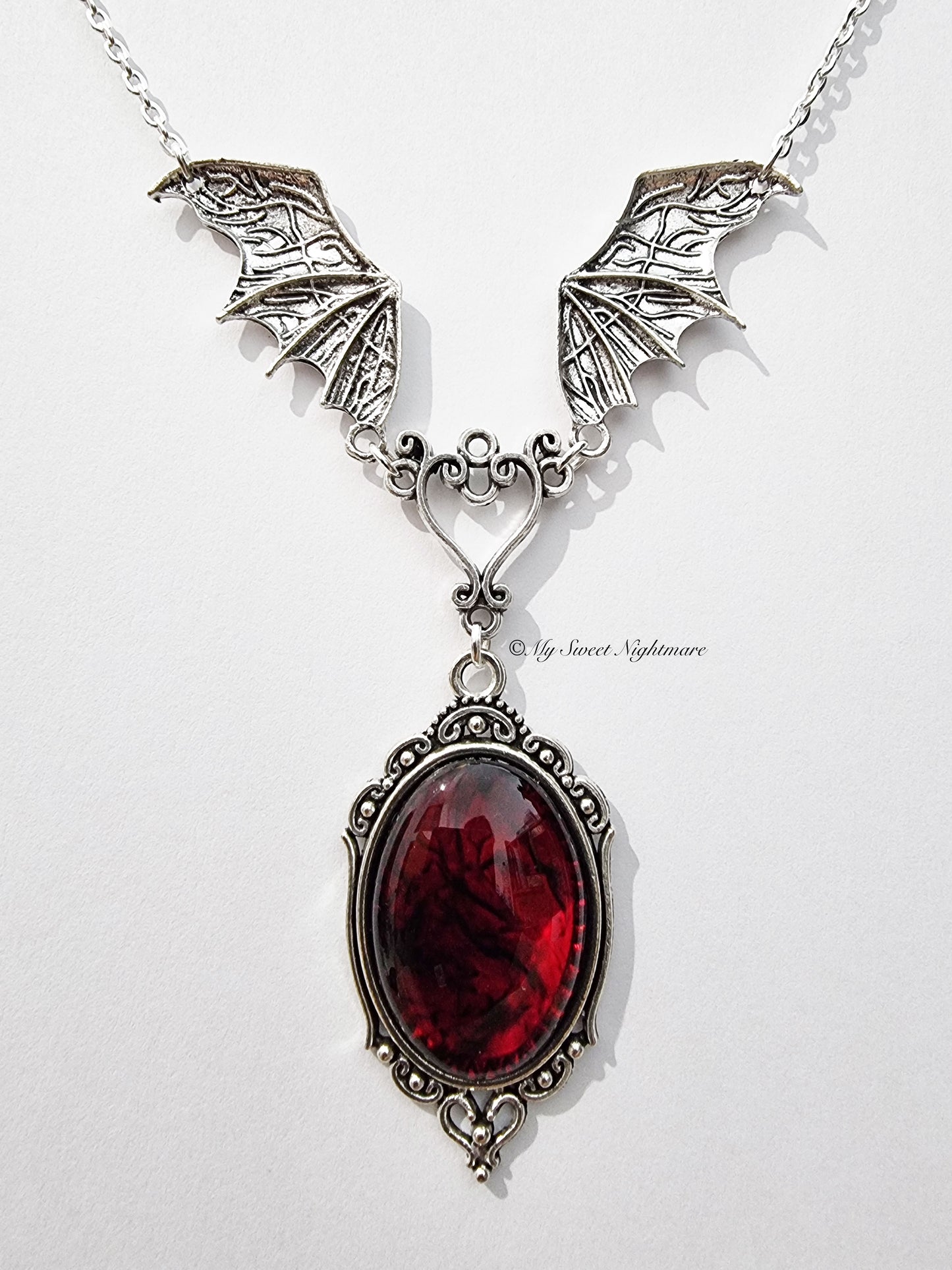 "VLAD" Collana Vampiro con Cabochon effetto Sangue e ali di Pipistrello