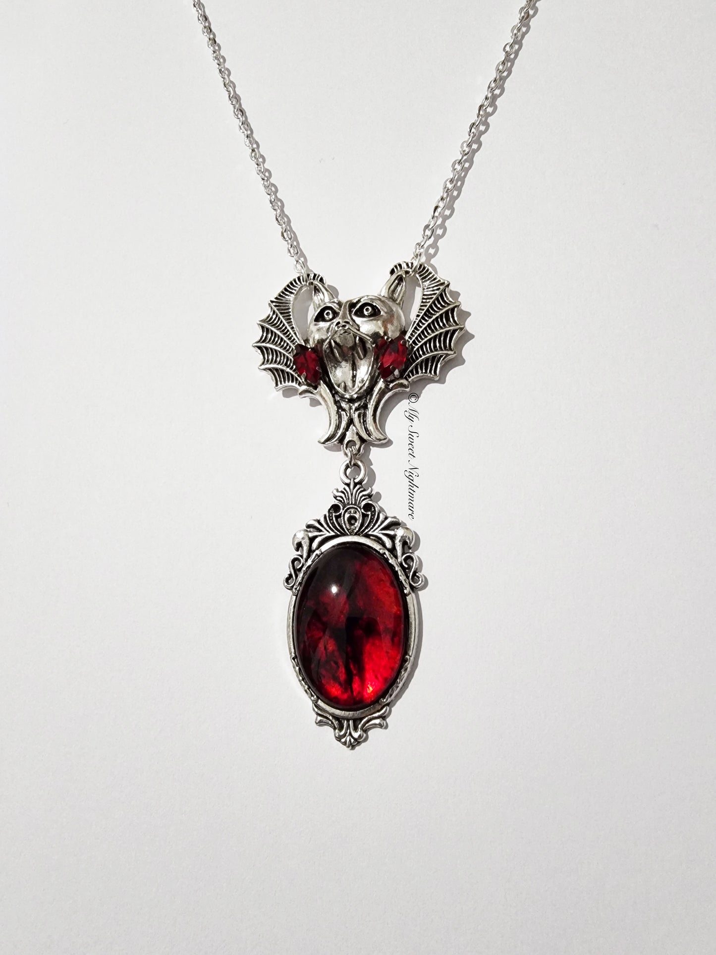 "DRACULA" Collana Gotico Vittoriana con Pipistrello e Cabochon effetto Sangue