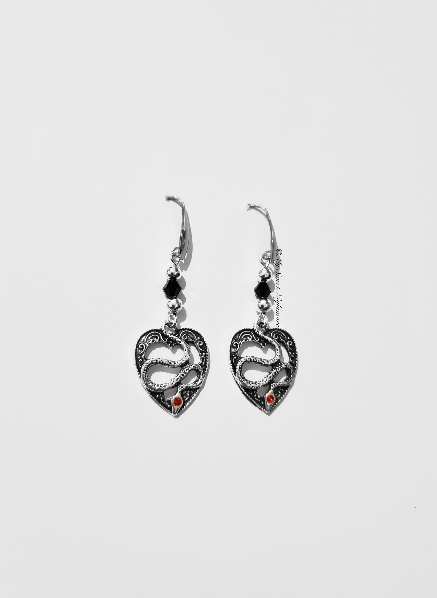 Orecchini a cuore con serpenti e cristalli neri