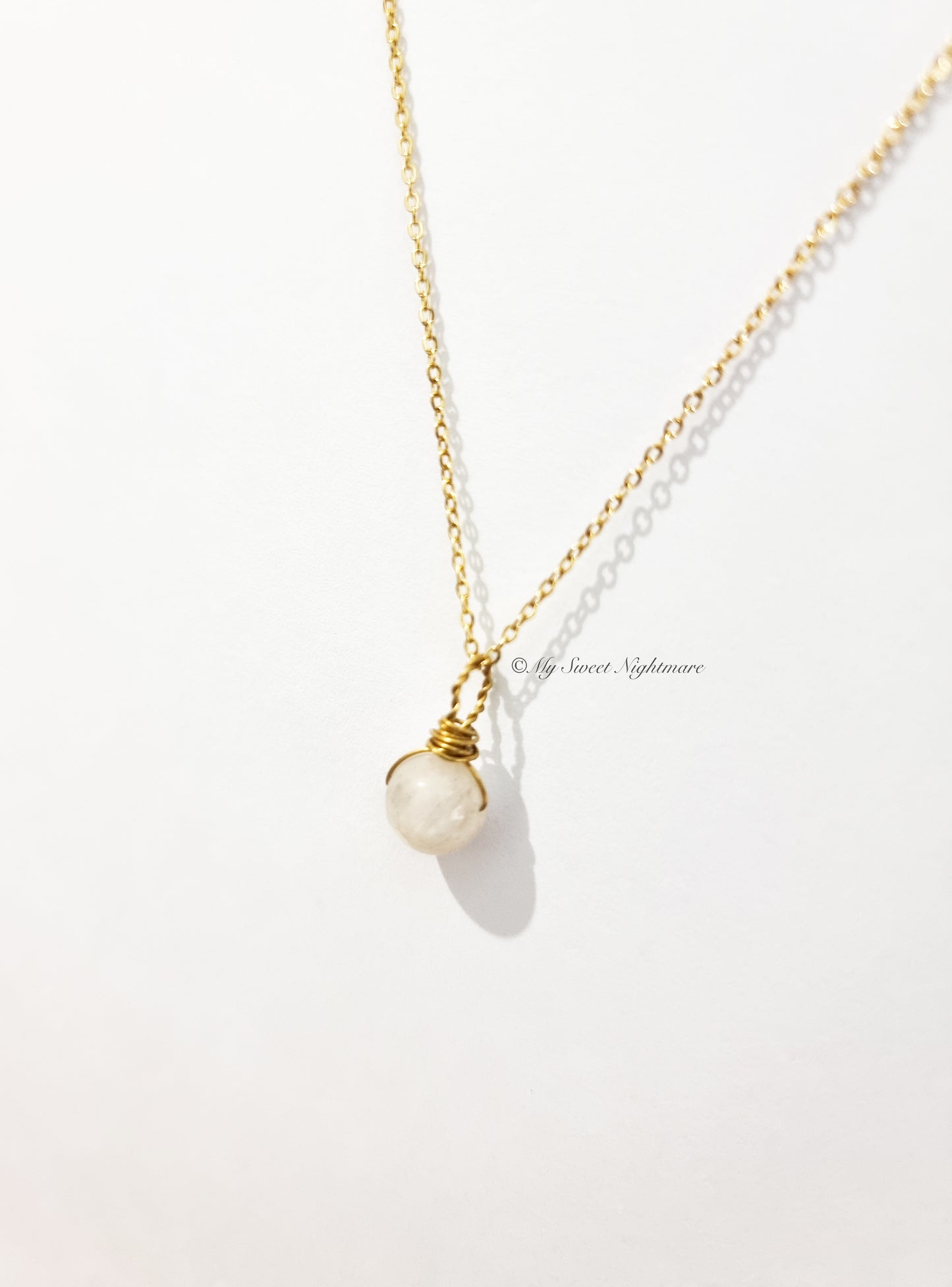 Minimal wire necklace with moonstone