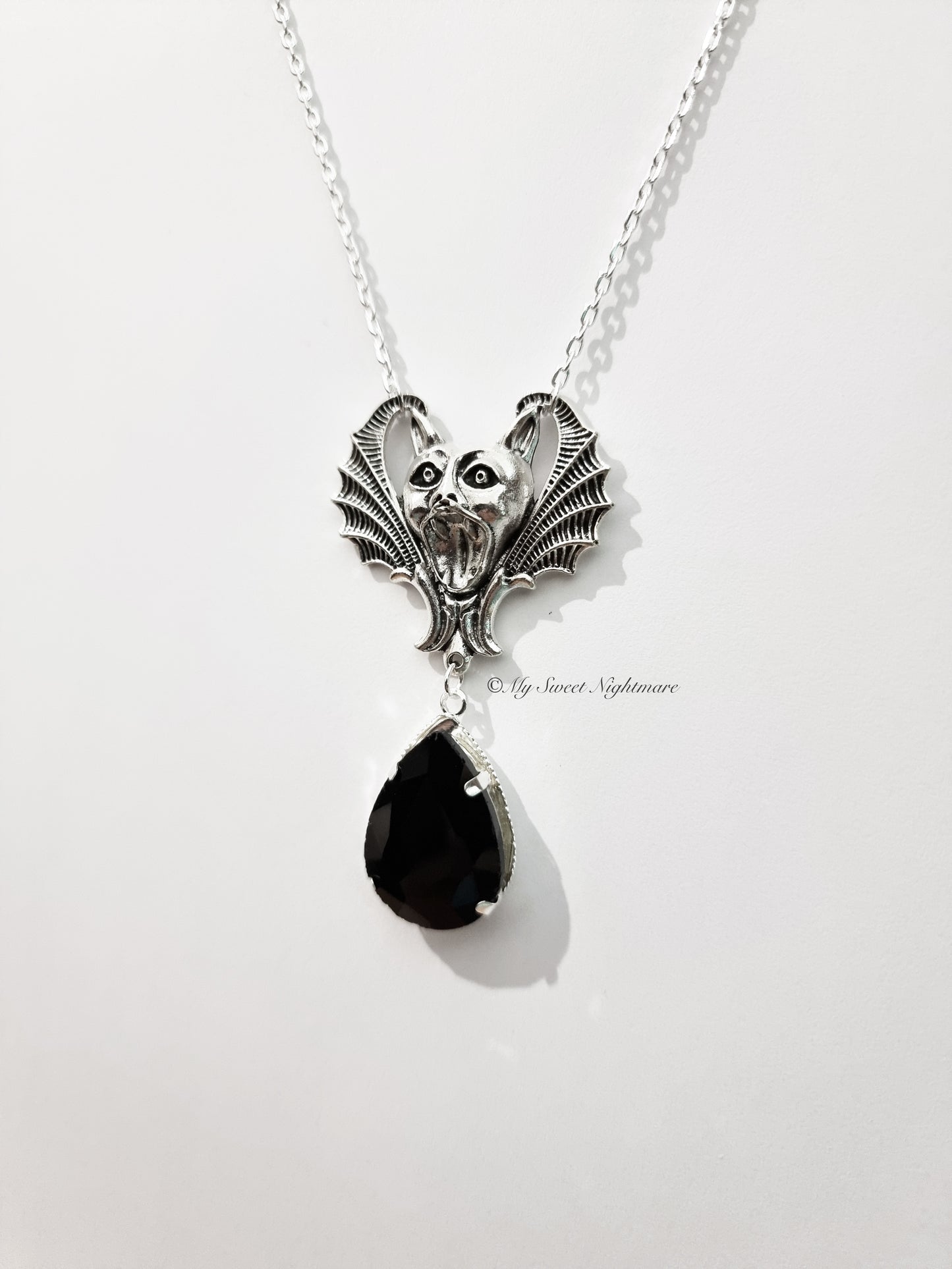 Collana gotica con pipistrello e cristallo nero a goccia