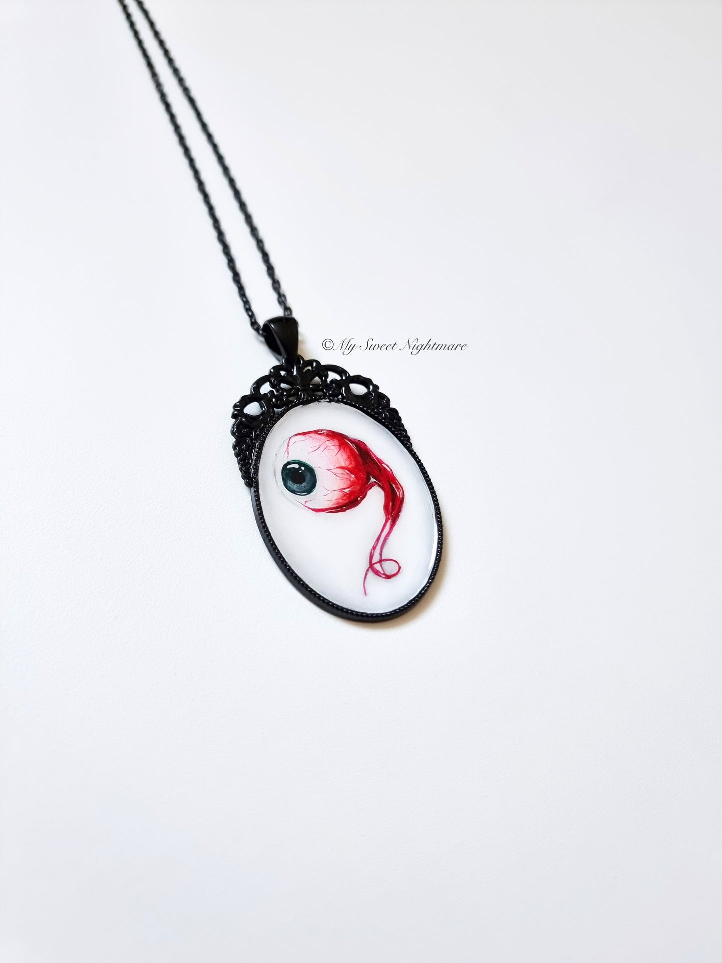 Cammeo con bulbo oculare dipinto a mano