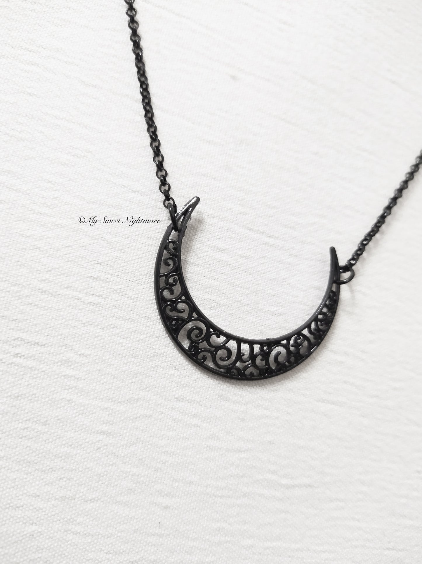 Collana con luna nera capovolta