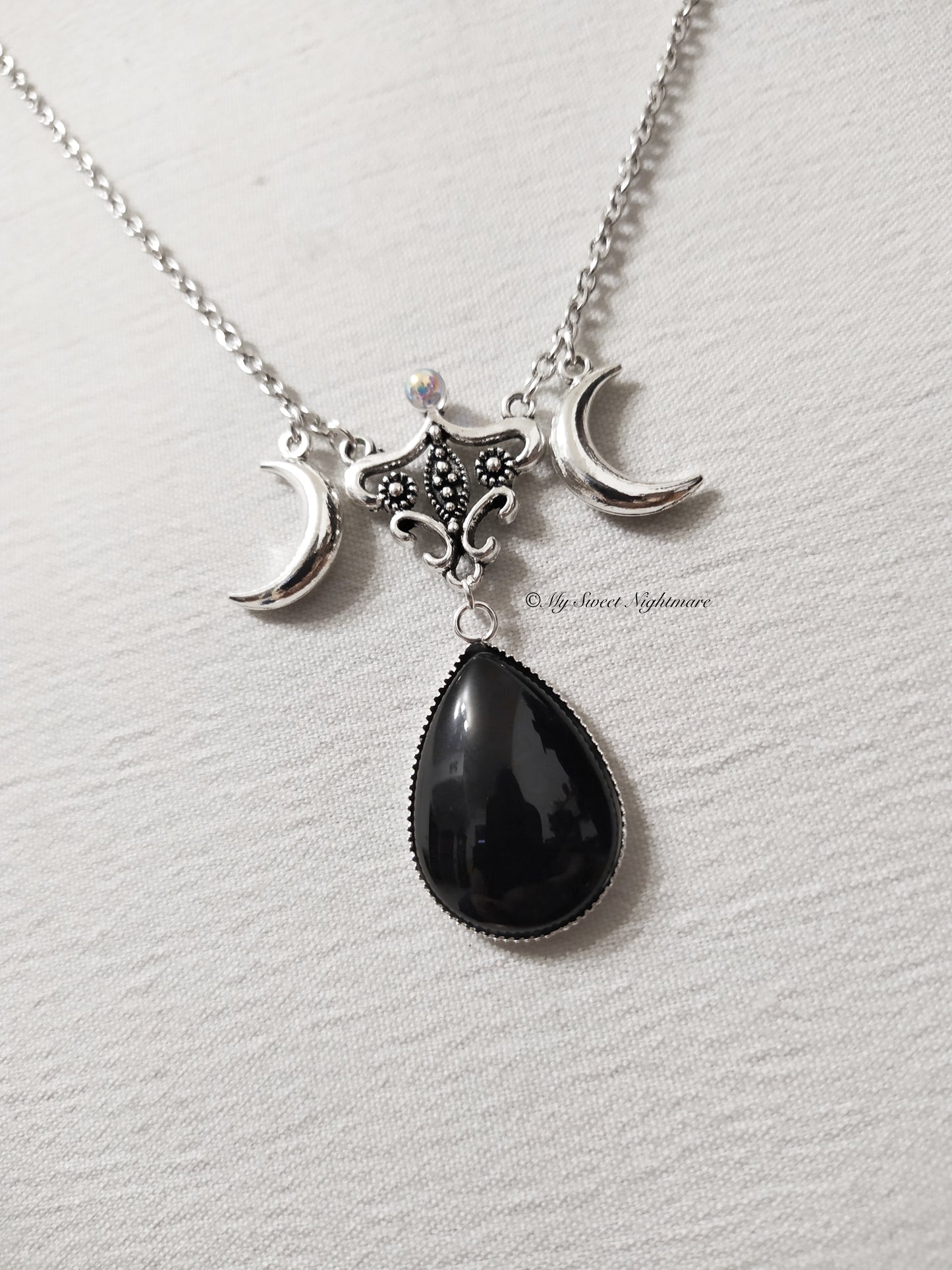 Collana gotica con triplice luna e pietra nera a goccia