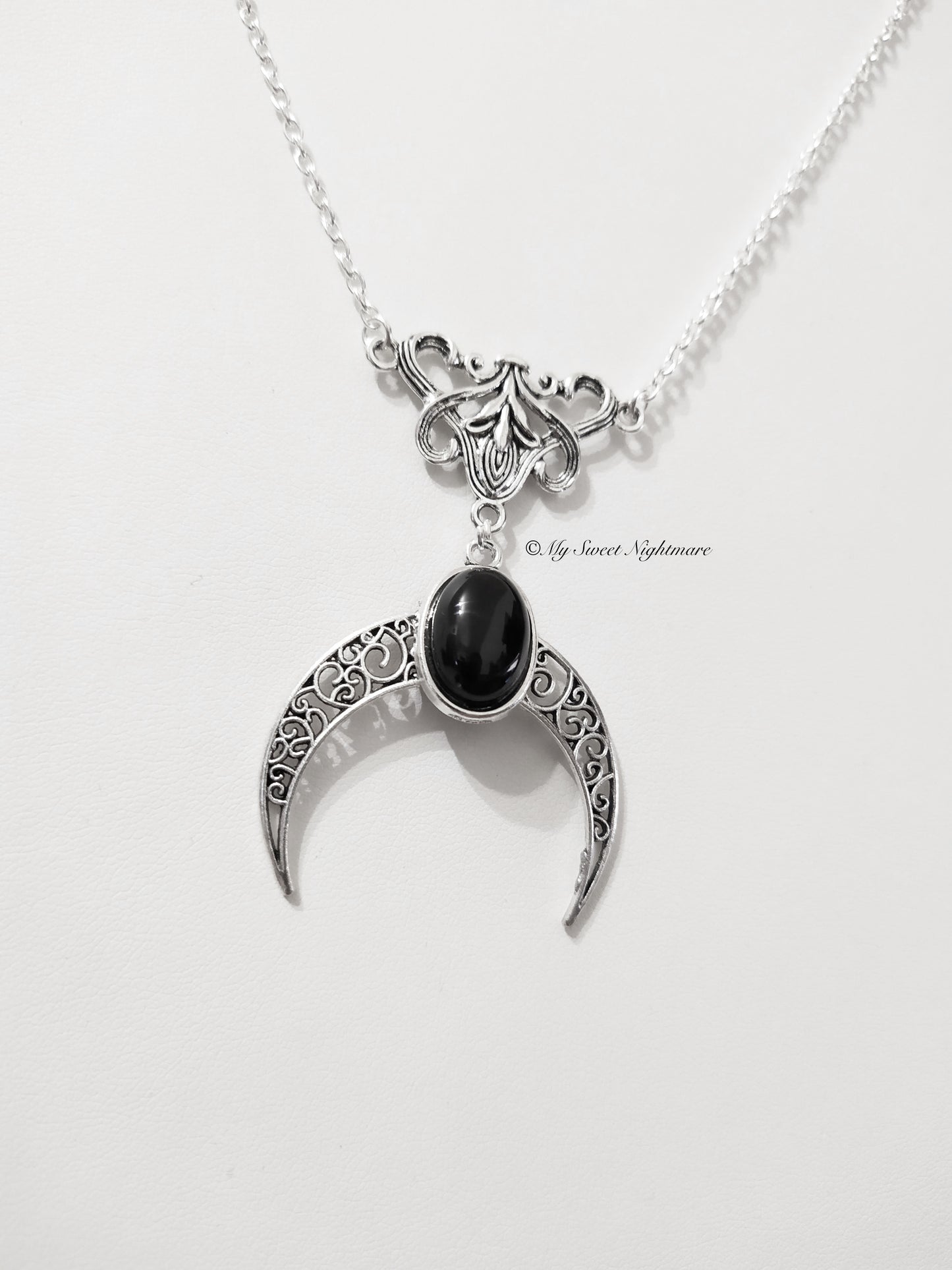Collana con mezza luna e onice nera