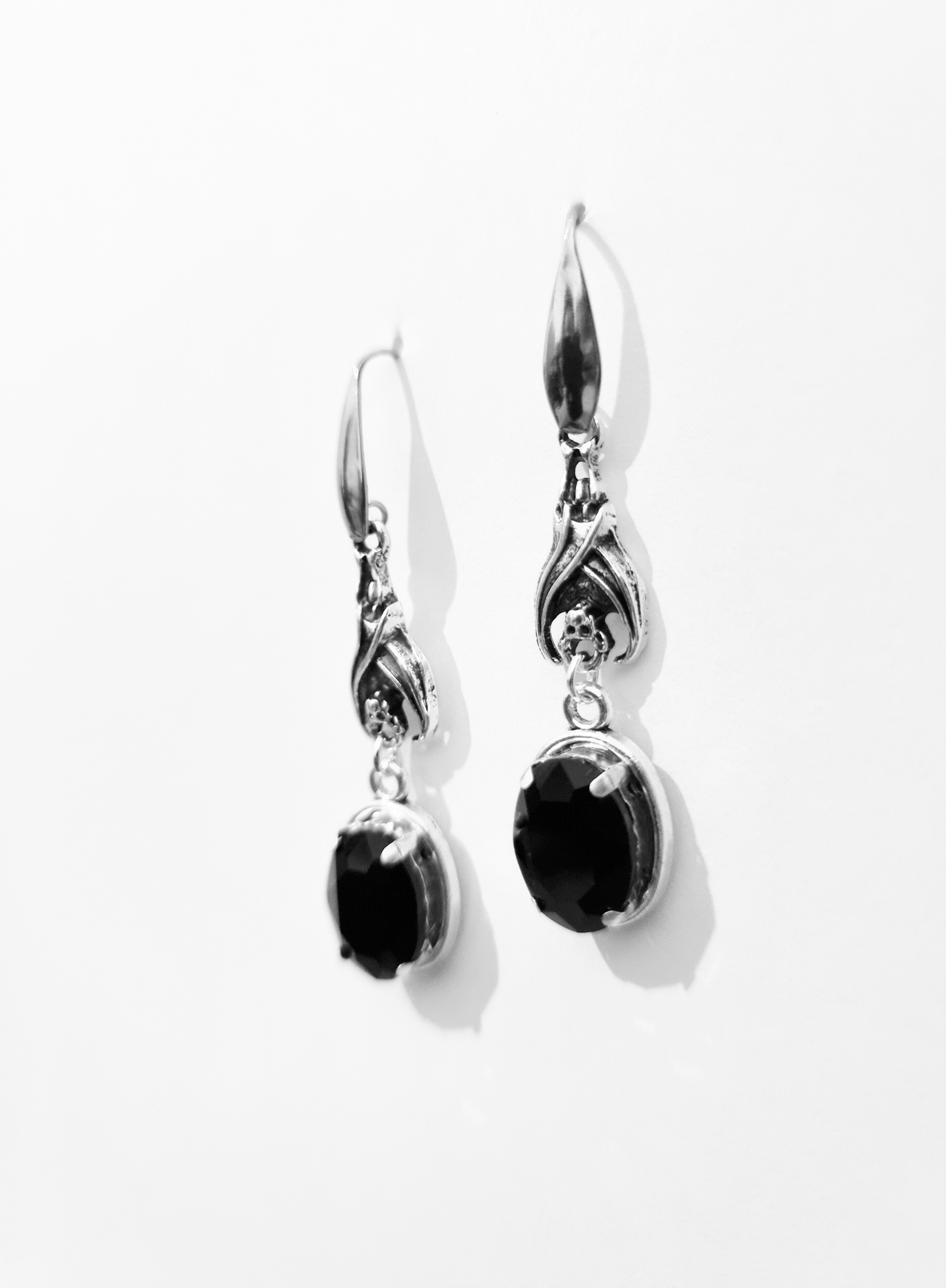 Orecchini con pipistrelli e gemme nere