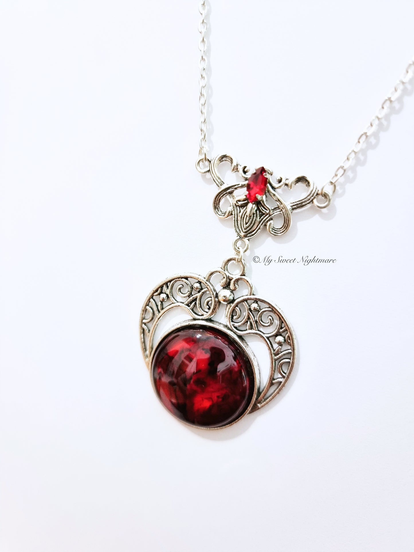 "Morrigan" Collana Gotico Vittoriana con Cabochon effetto Sangue