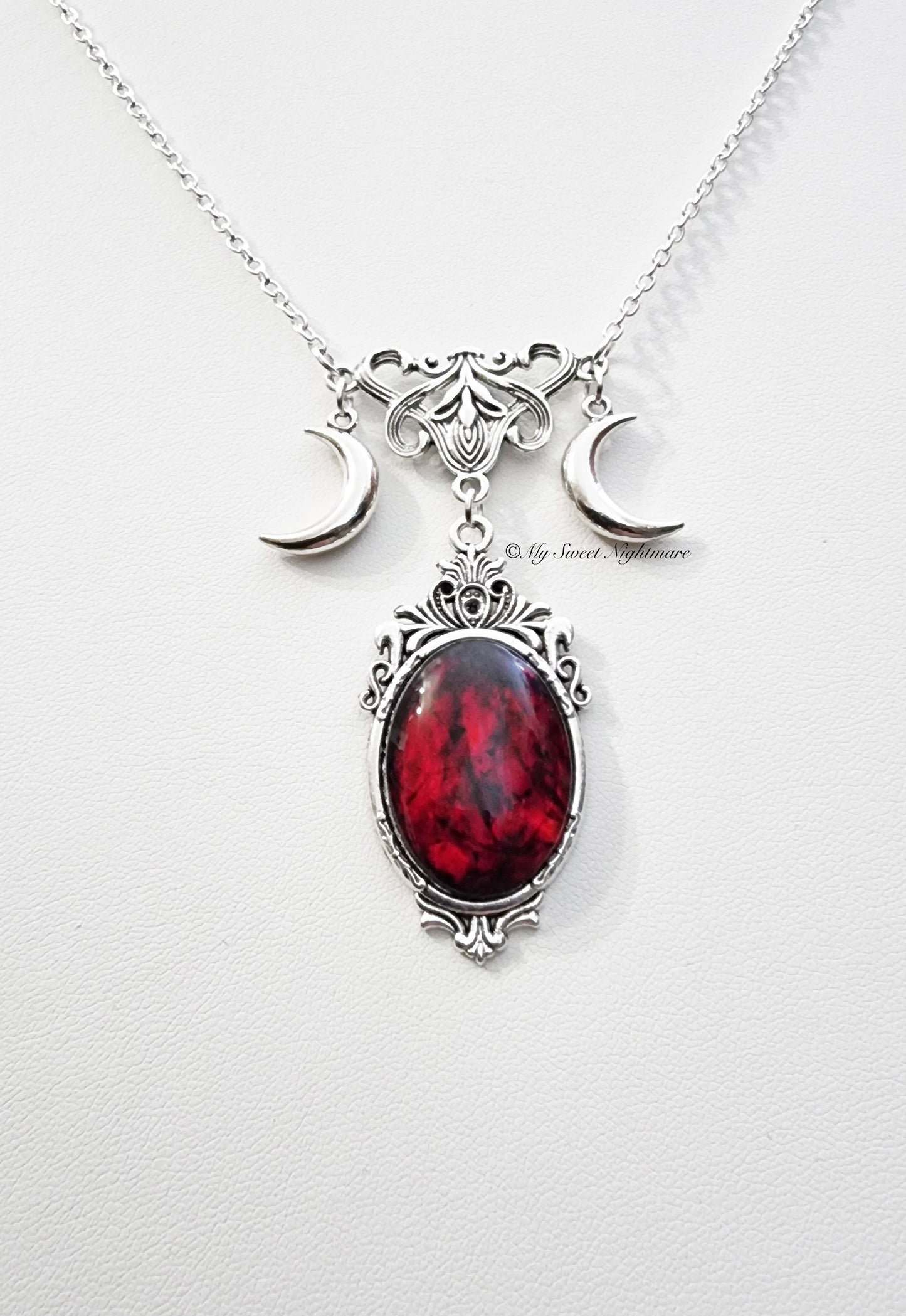 "CARMILLA" Collana con Triplice Luna effetto Sangue