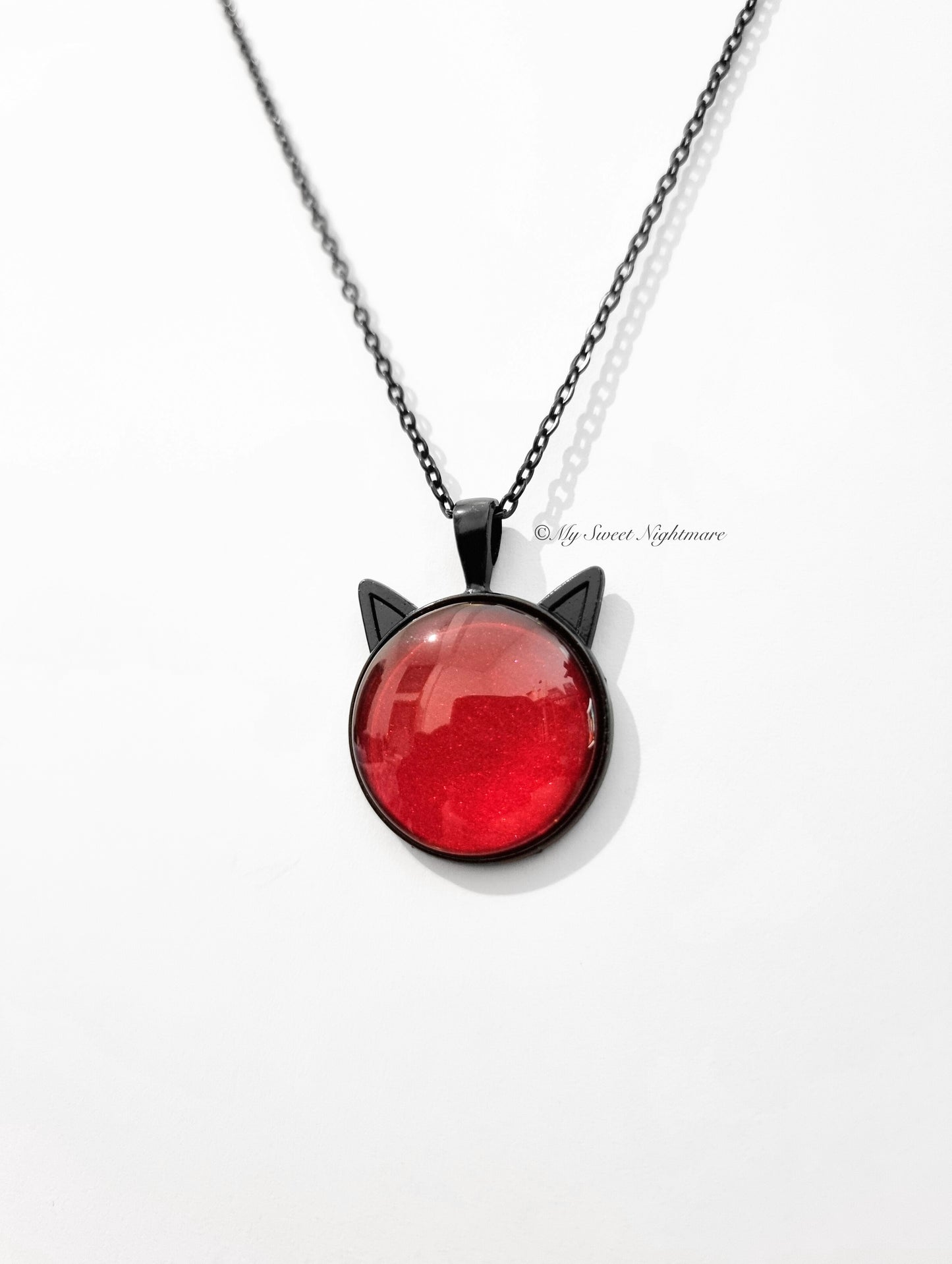Collana con orecchie di gatto e cabochon rosso