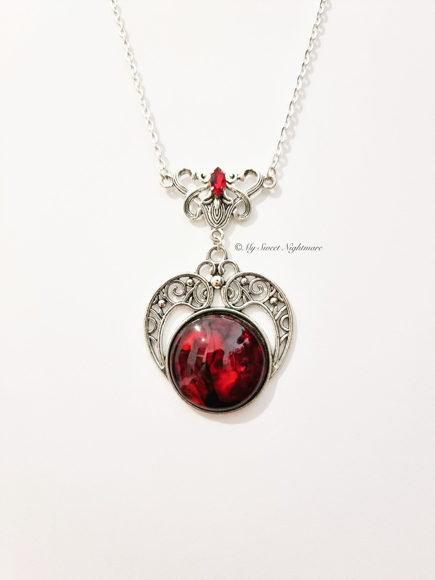 "Morrigan"  Collana Gotico Vittoriana con Cabochon effetto Sangue