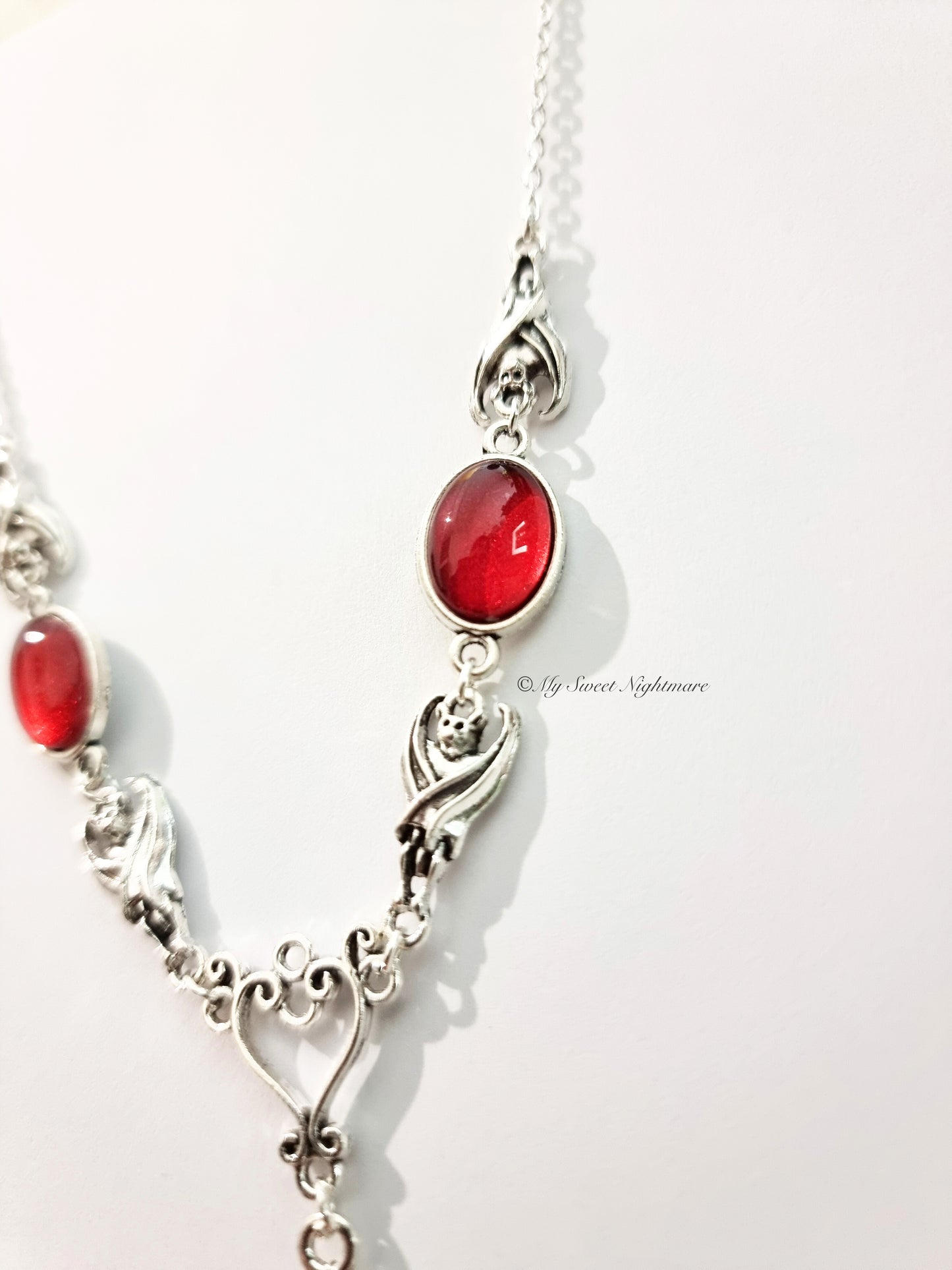 Collana gotica con pipistrelli e pietre in vetro rosse