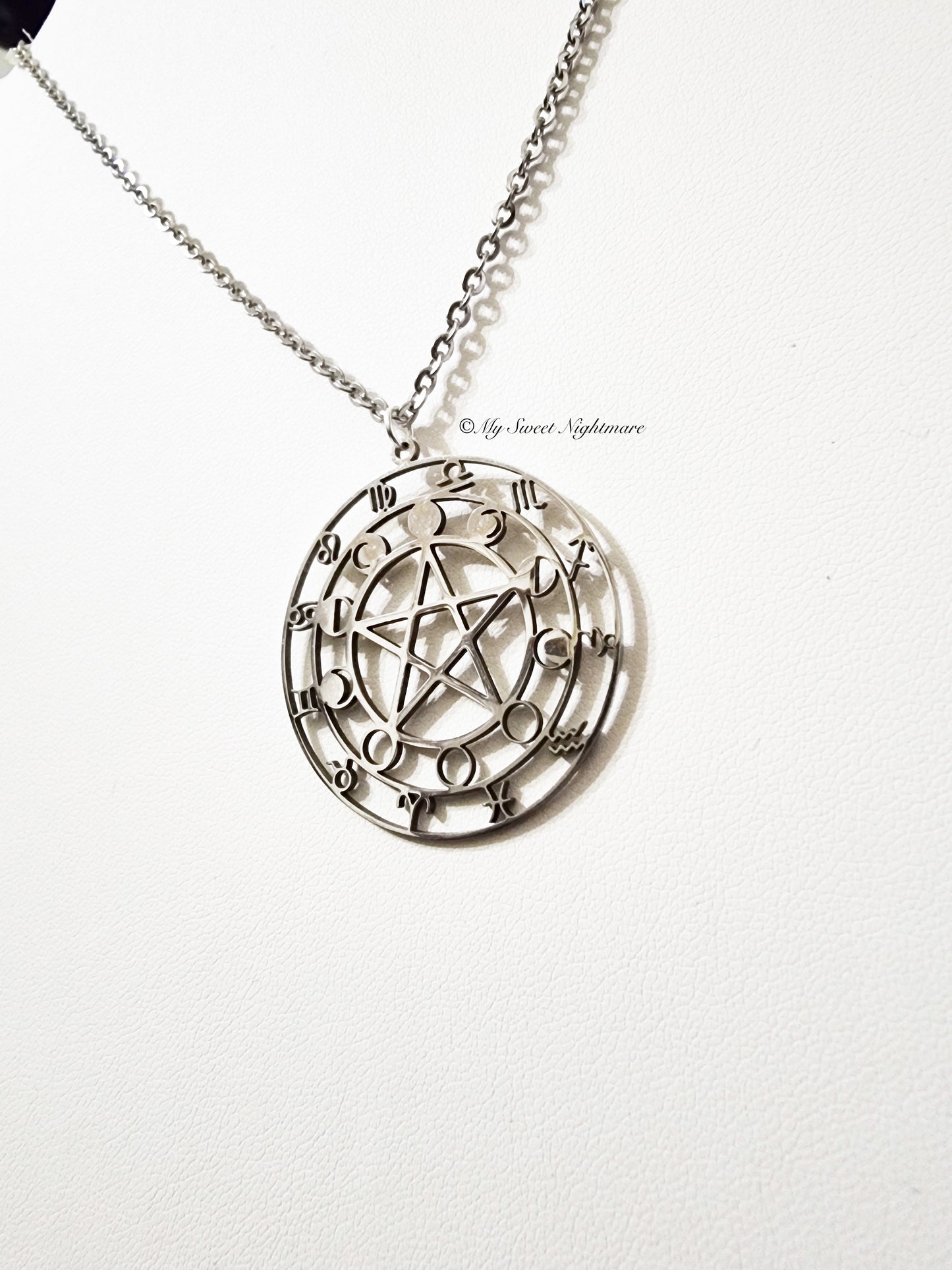Collana con pentacolo e fasi lunari