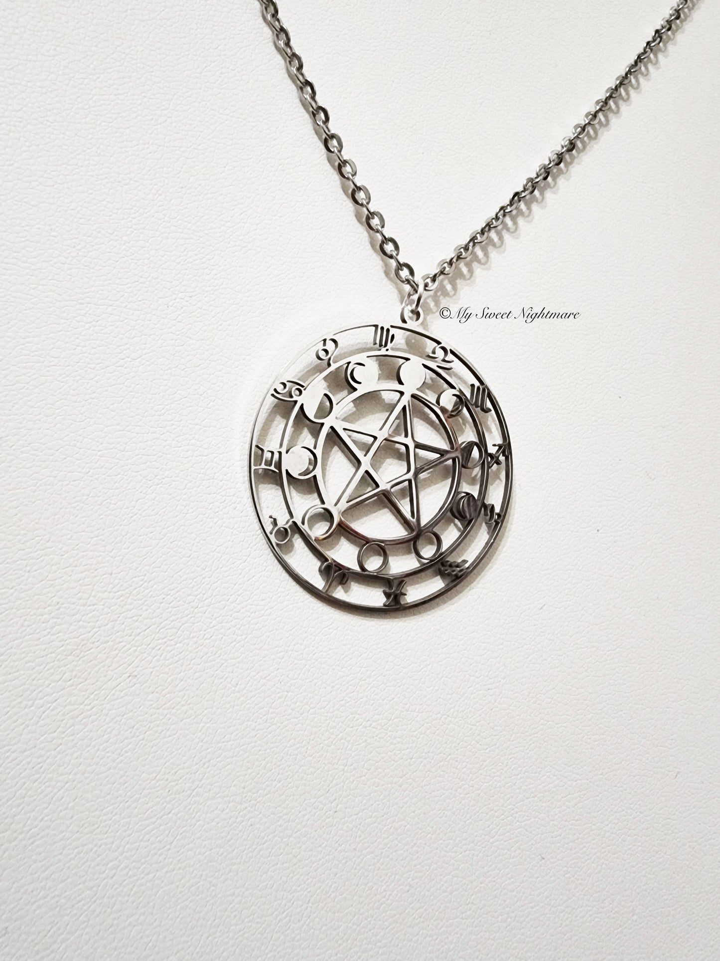 Collana con pentacolo e fasi lunari