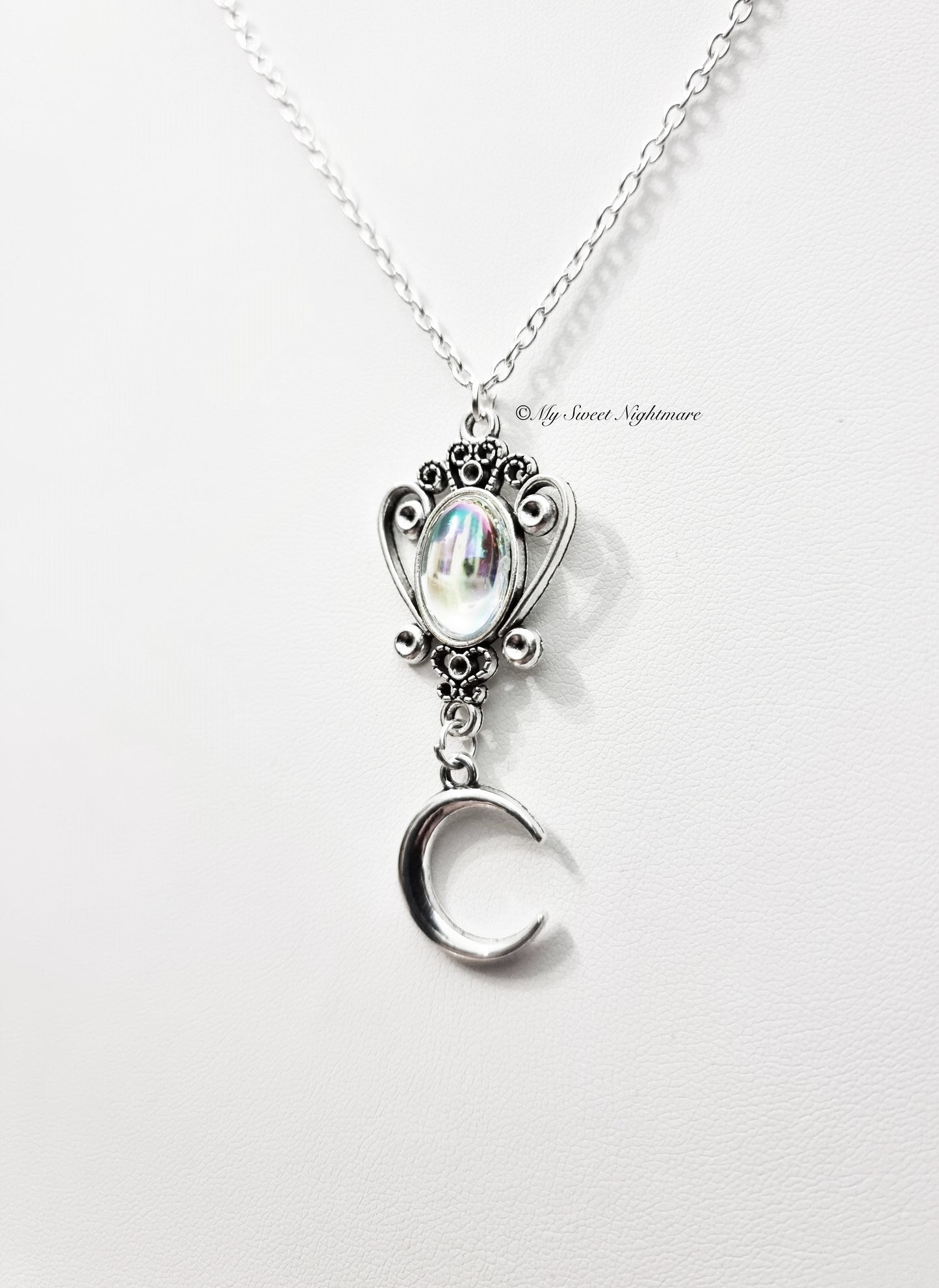 Collana con luna crescente e cabochon arcobaleno