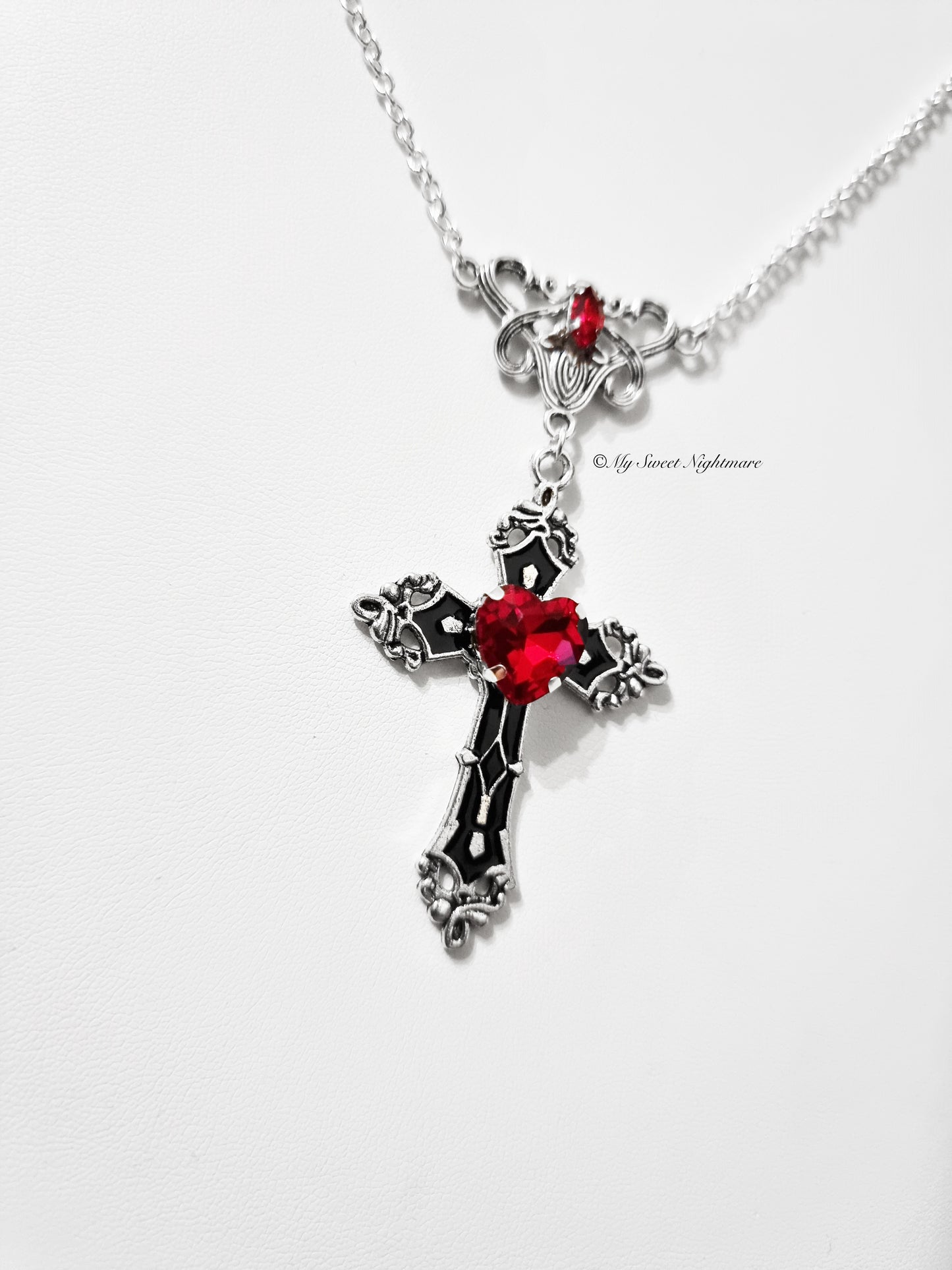 Collana gotica con croce nera e cuore in cristallo rosso