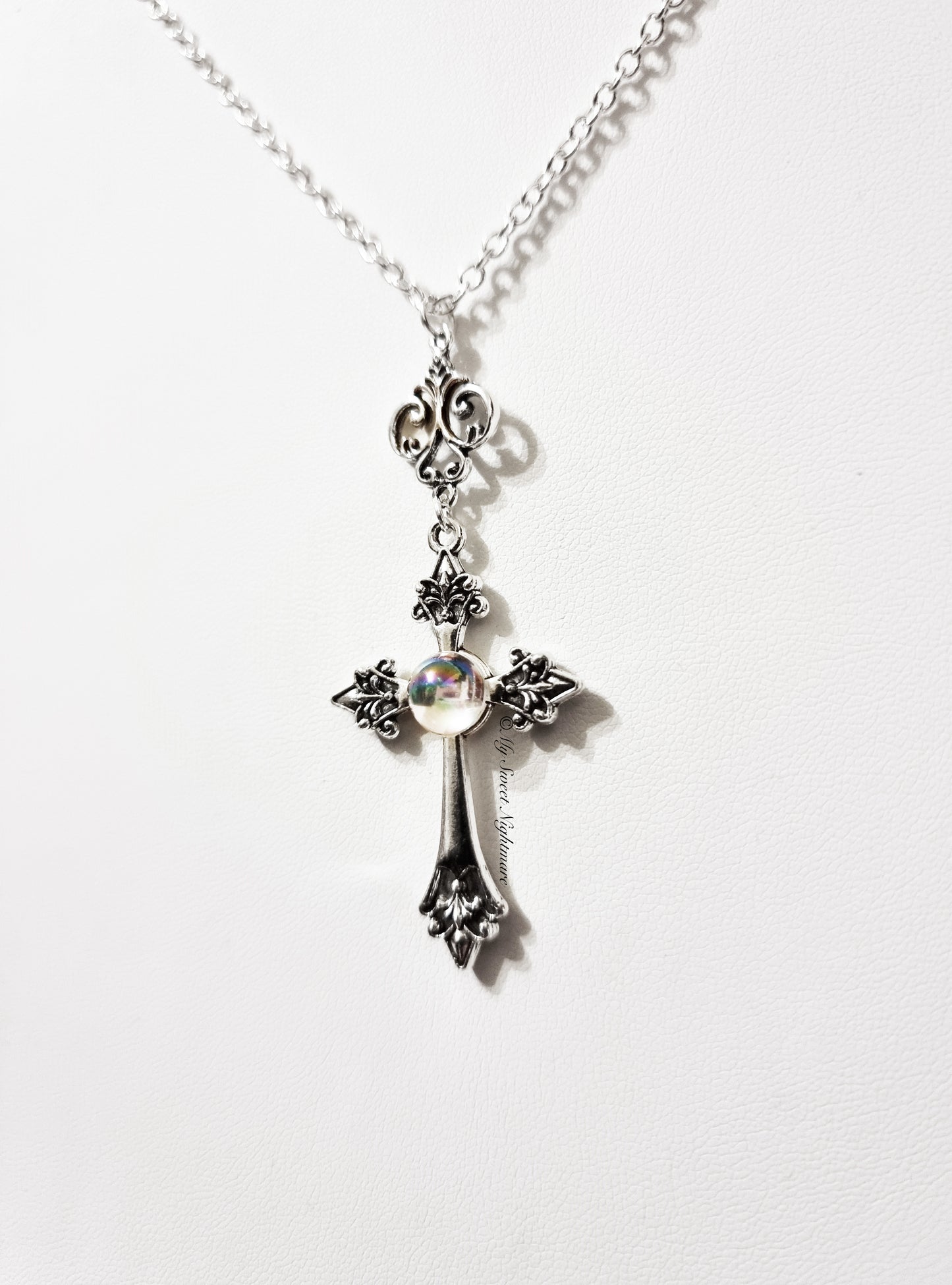 Collana con croce gotica e pietra arcobaleno