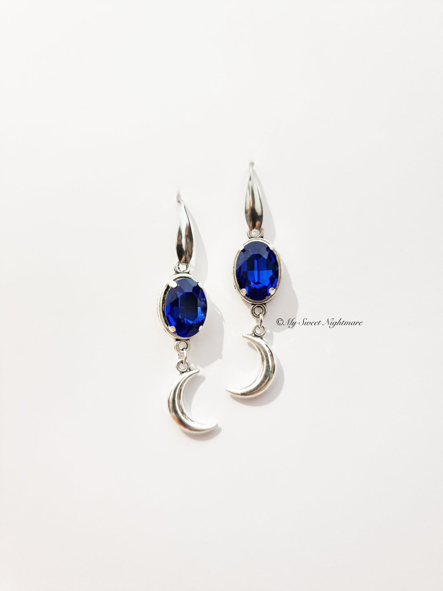 Orecchini con lune e cristalli blu