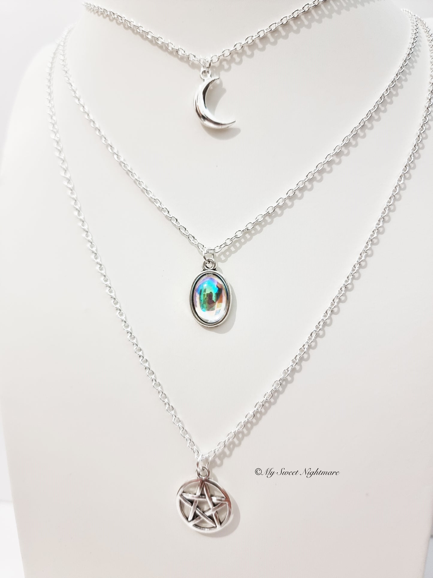 Collana multifilo con pentacolo, luna e pietra arcobaleno