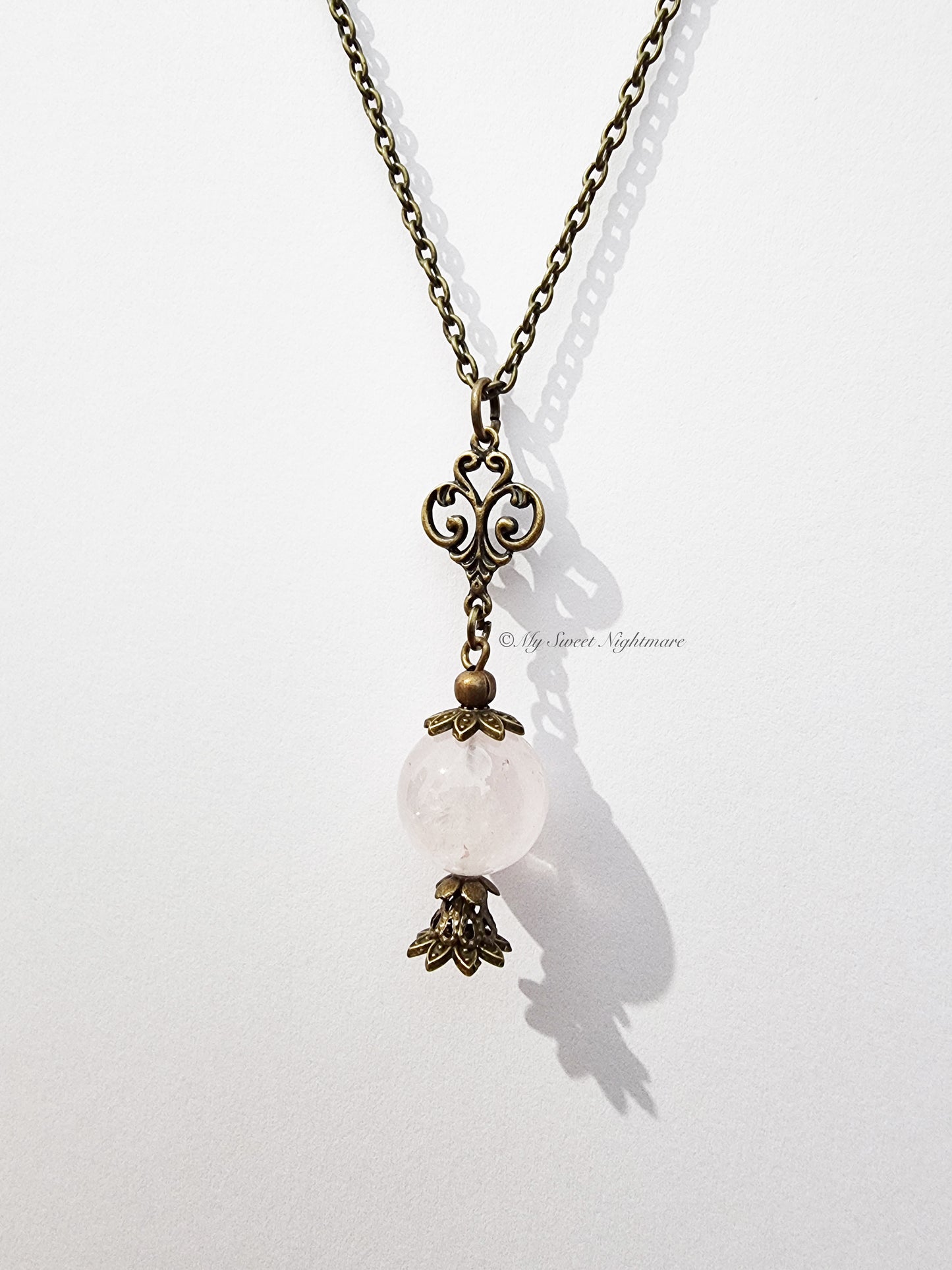 Collana vittoriana in bronzo con sfera di cristallo in quarzo rosa
