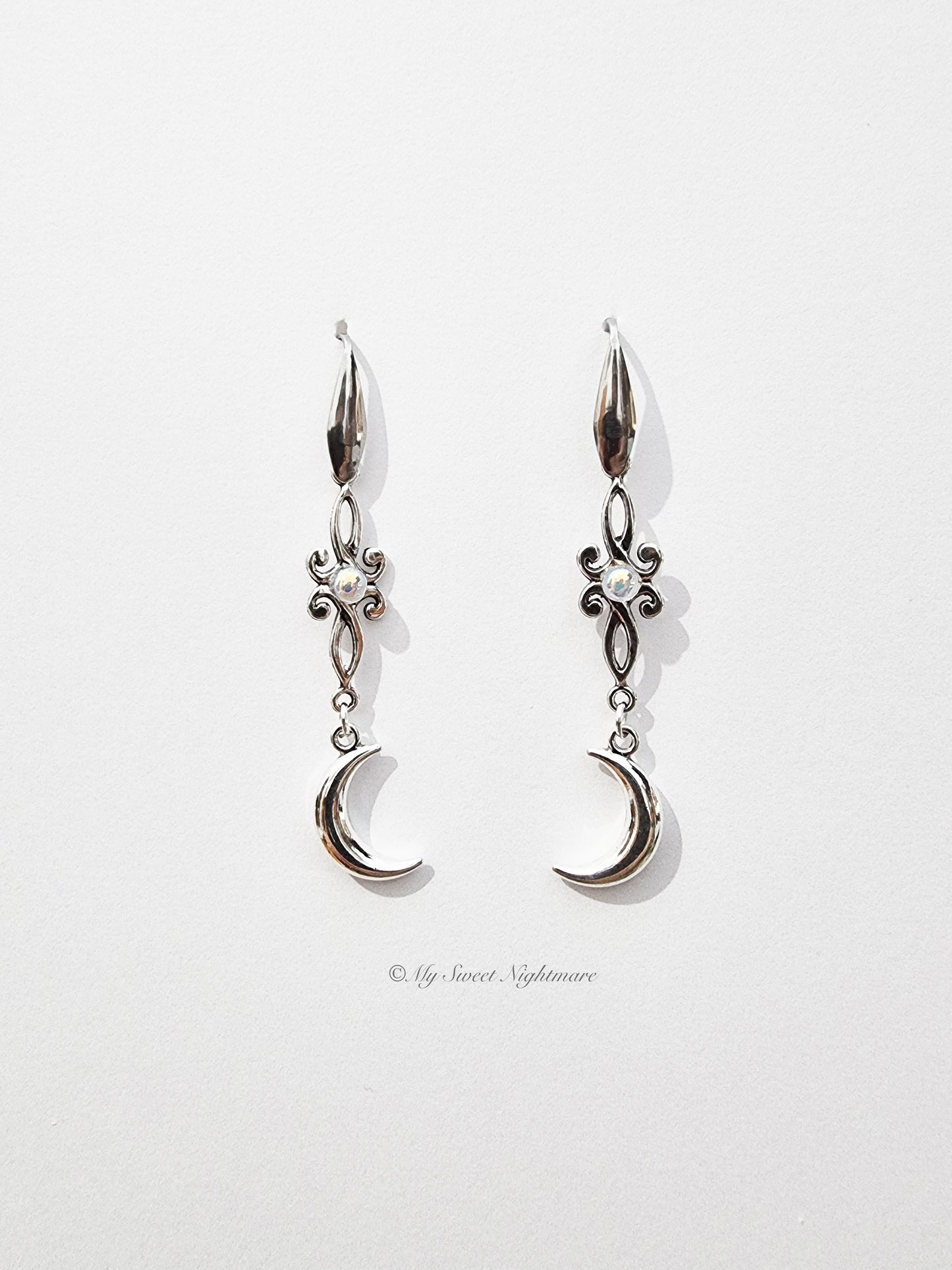 Orecchini pendenti in stile celtico con lune