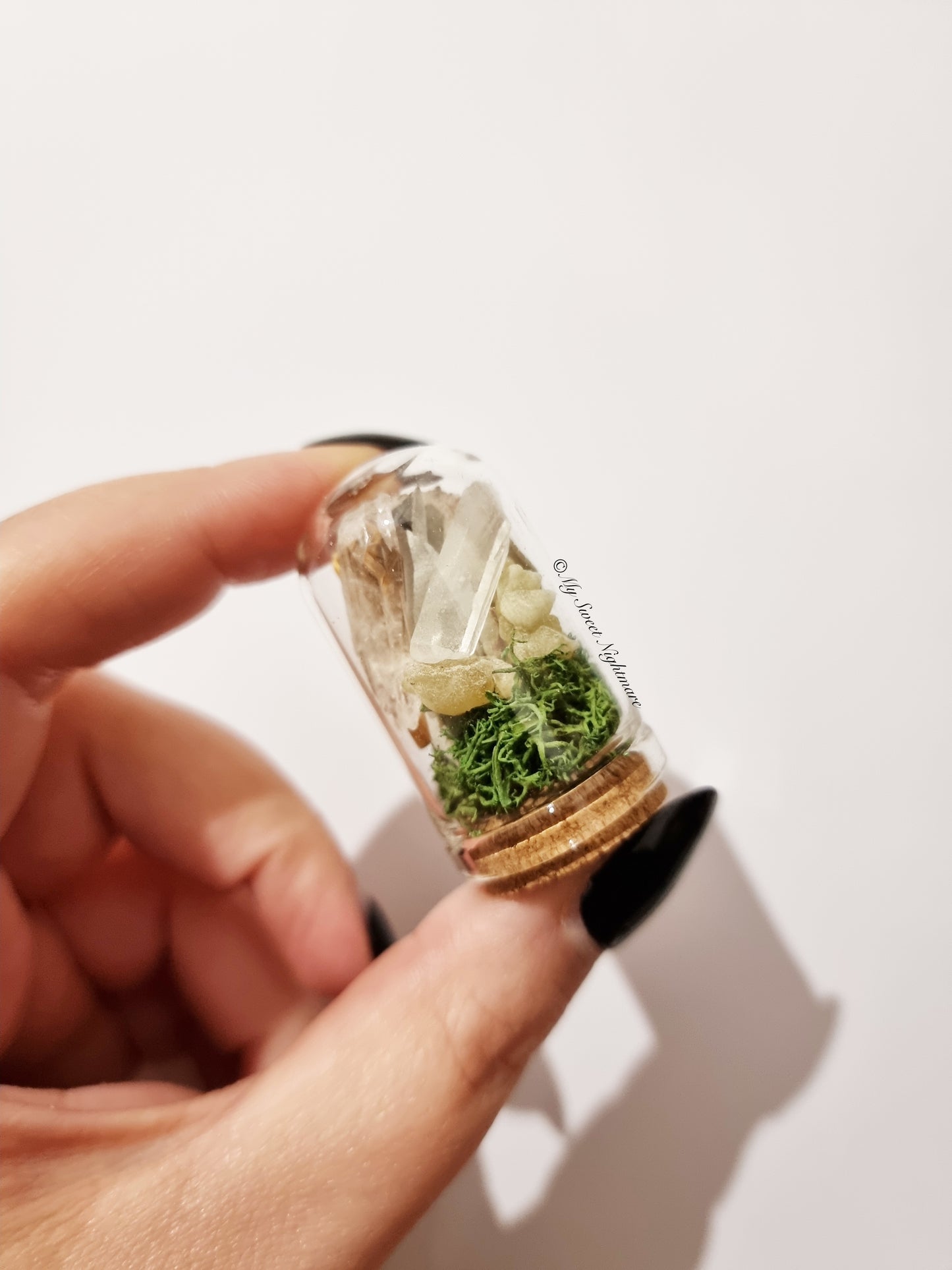 Terrario di protezione in miniatura con cristallo di rocca, salvia bianca, palo santo e incenso tibetano.