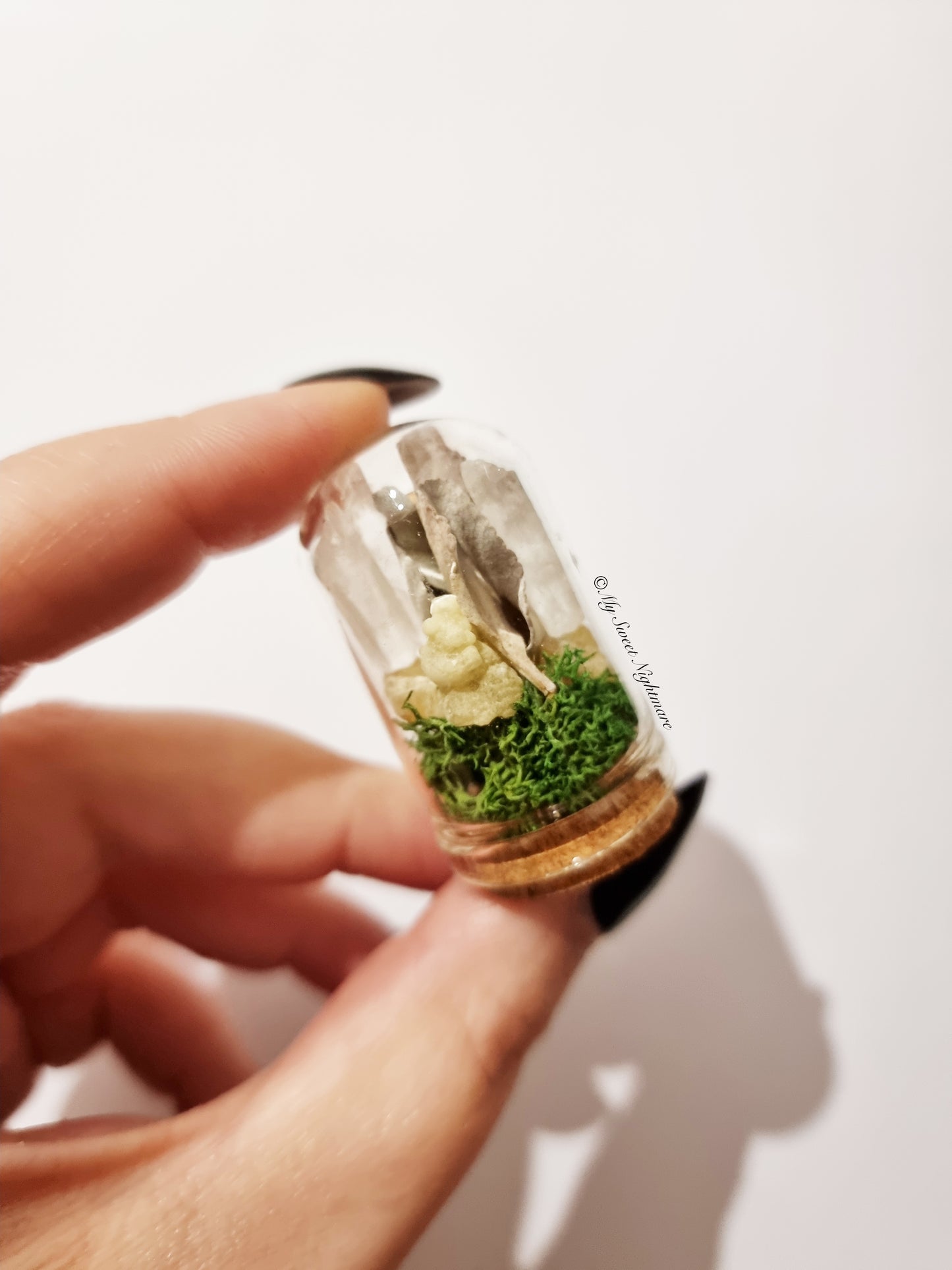 Terrario di protezione in miniatura con cristallo di rocca, salvia bianca, palo santo e incenso tibetano.