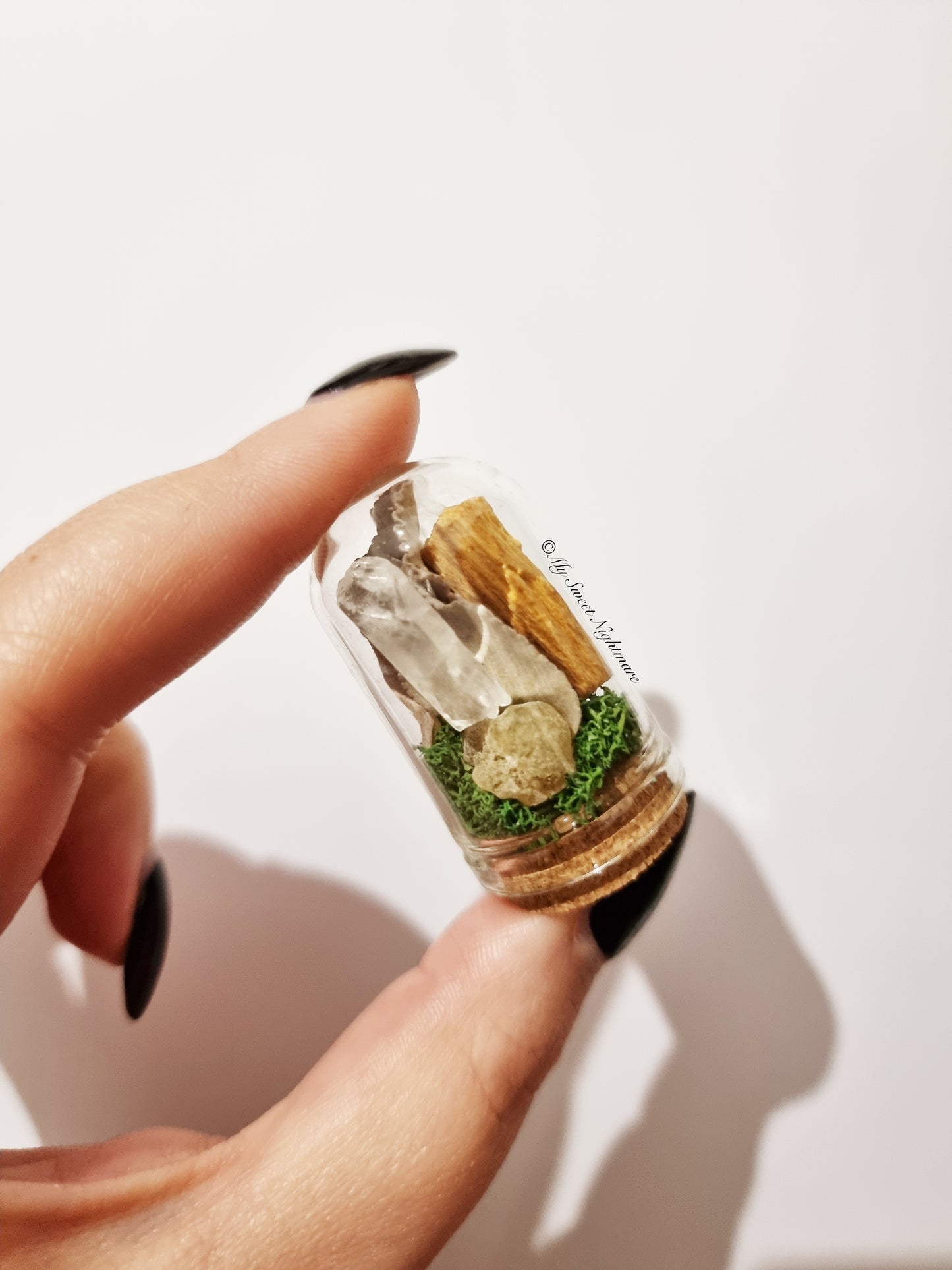 Terrario di protezione in miniatura con cristallo di rocca, salvia bianca, palo santo e incenso tibetano.