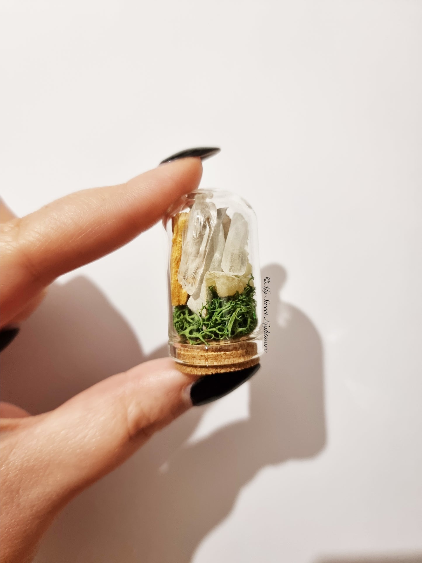 Terrario di protezione in miniatura con cristallo di rocca, salvia bianca, palo santo e incenso tibetano.