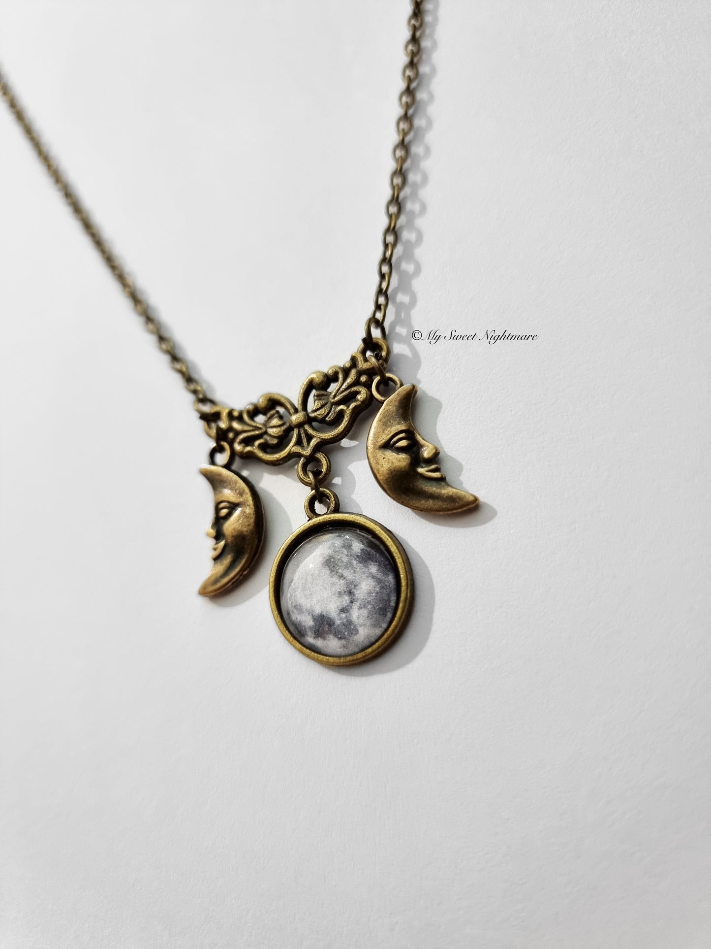 Collana con triplice luna in bronzo
