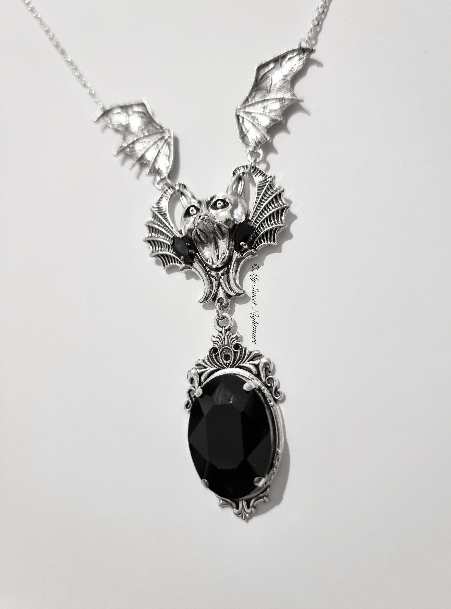 Collana gotica con gemme nere e pipistrello