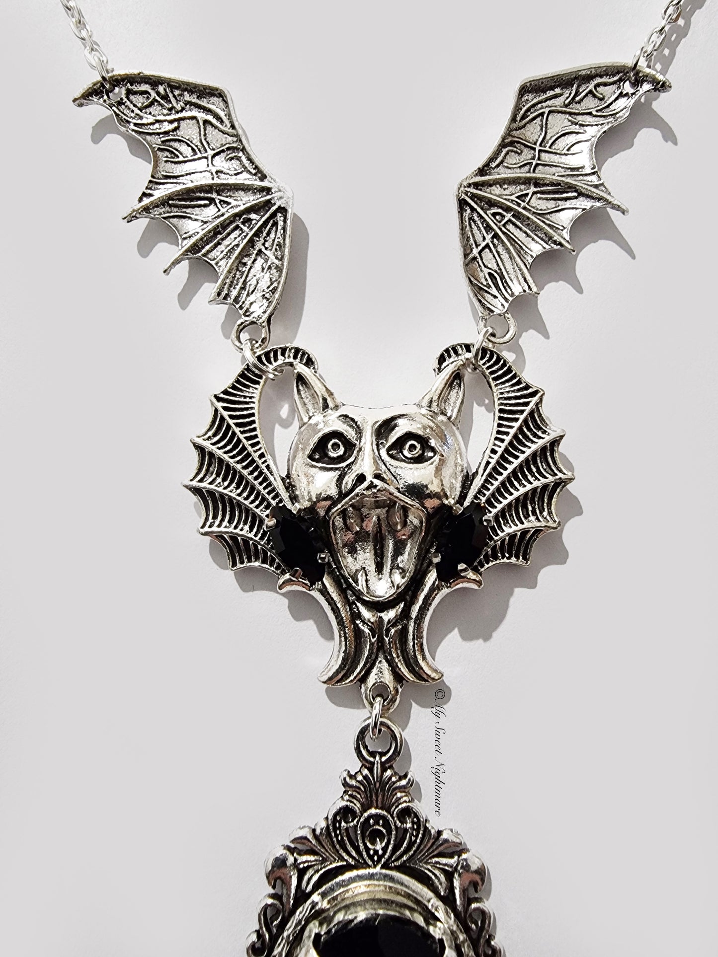 Collana gotica con gemme nere e pipistrello