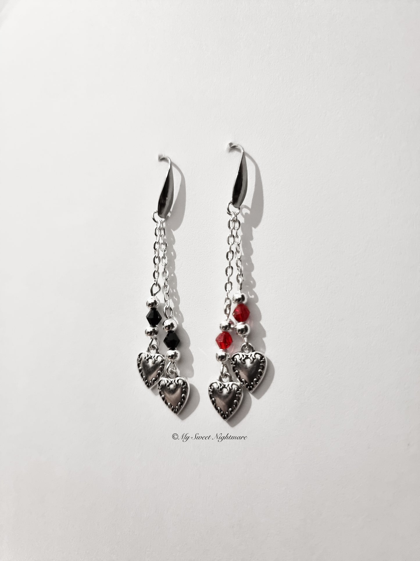 Orecchini con cuori e cristalli rossi e neri