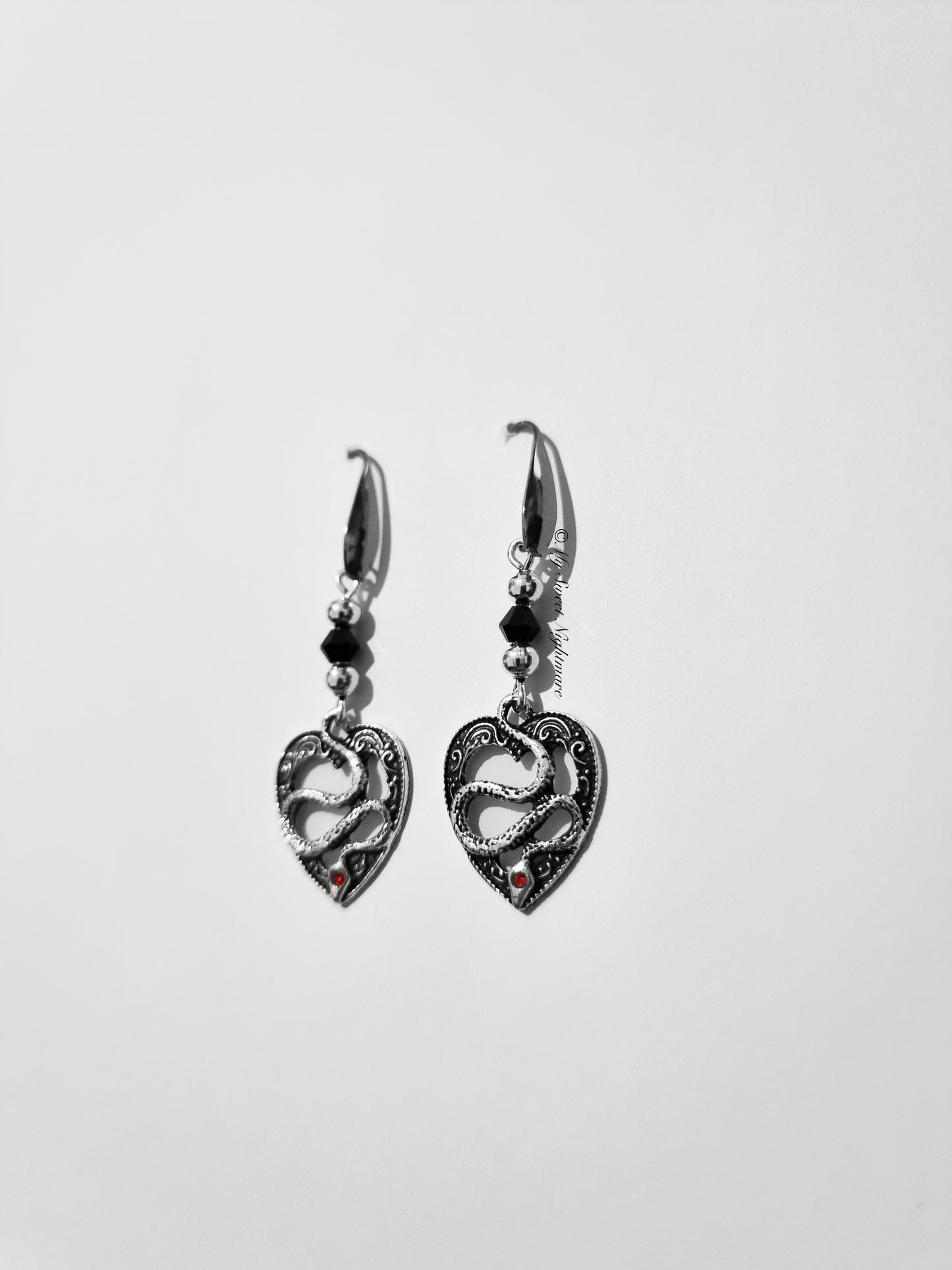 Orecchini a cuore con serpenti e cristalli neri