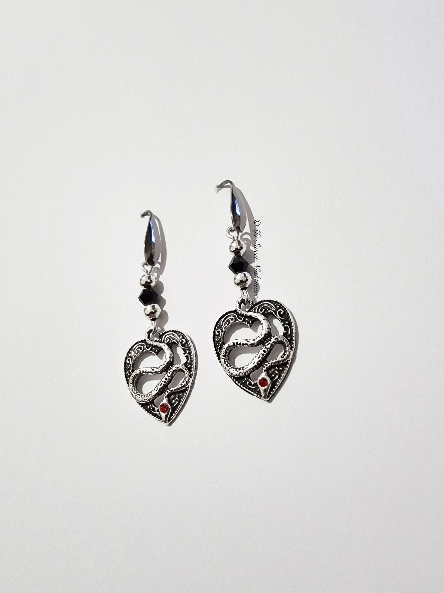Orecchini a cuore con serpenti e cristalli neri