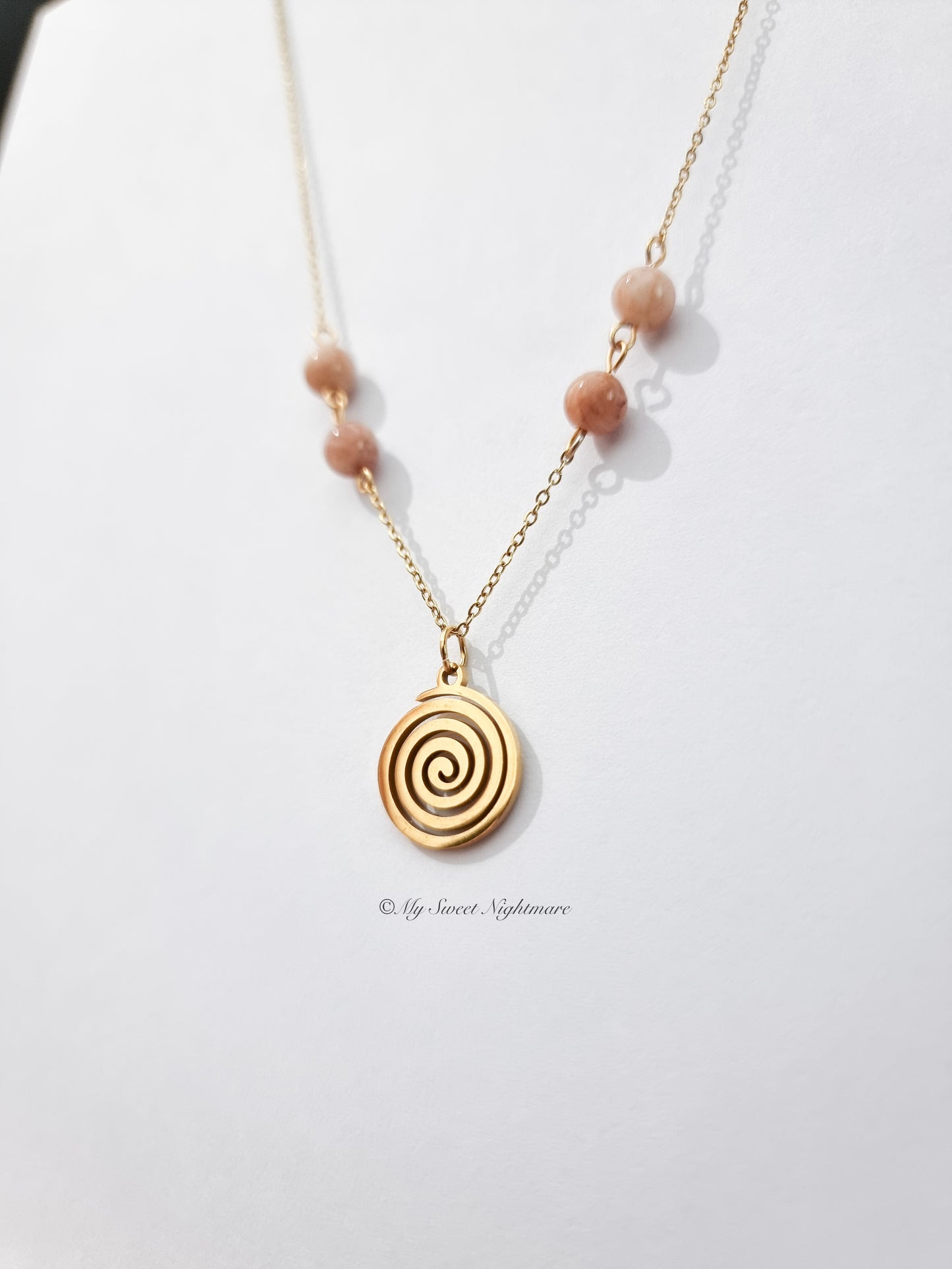 Collana con spirale dorata in acciaio e Pietra del Sole