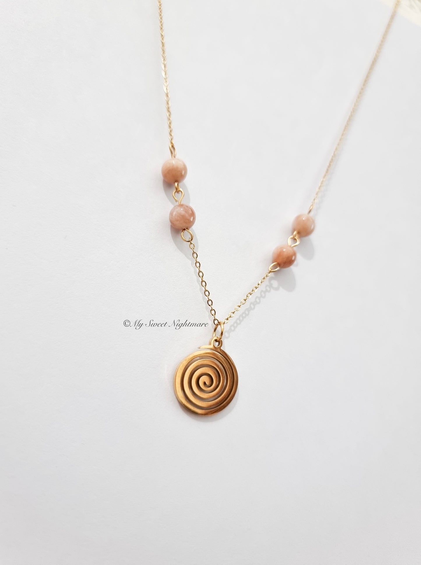 Collana con spirale dorata in acciaio e Pietra del Sole