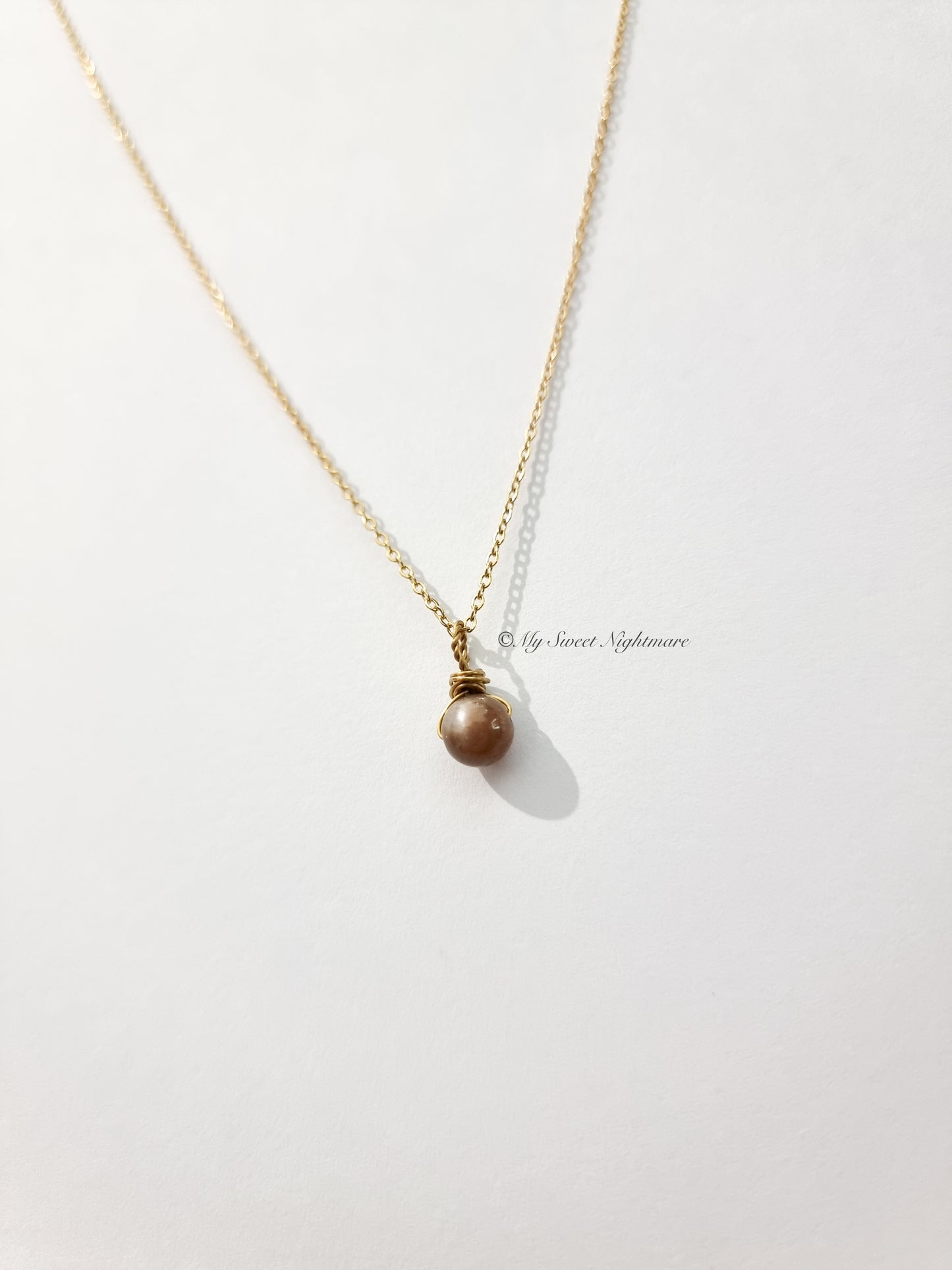 Collana wire minimal con pietra di luna nera