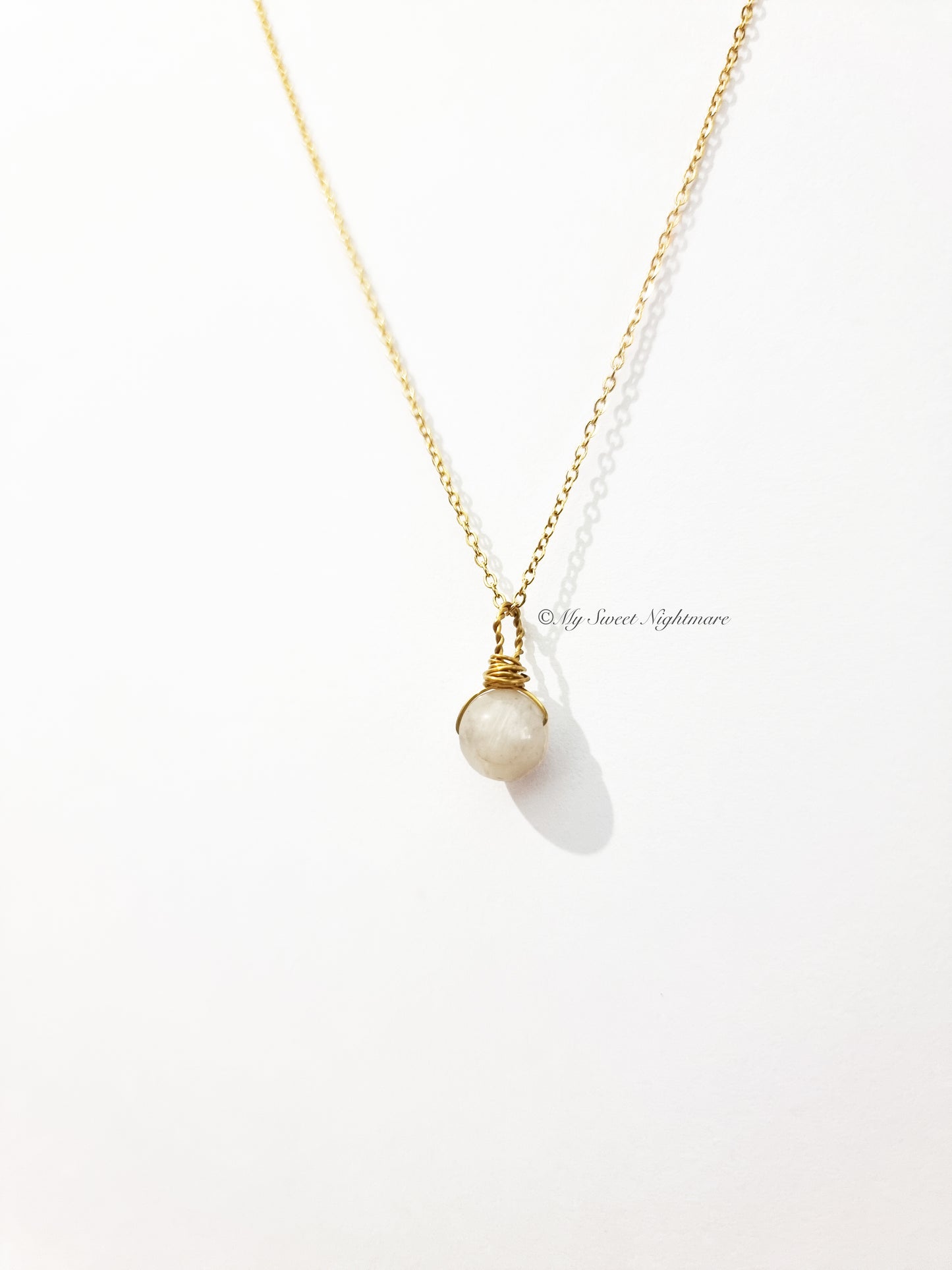 Minimal wire necklace with moonstone