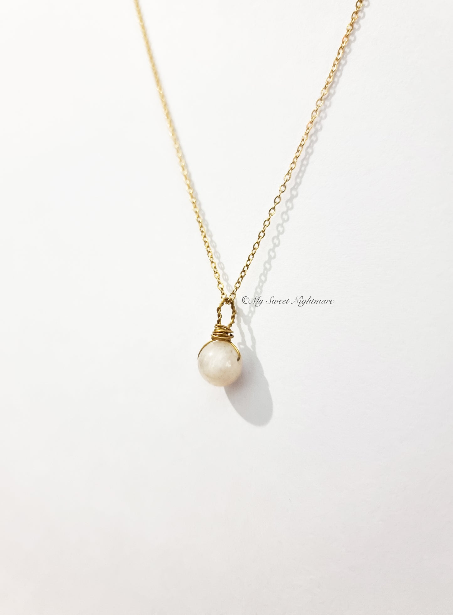Minimal wire necklace with moonstone