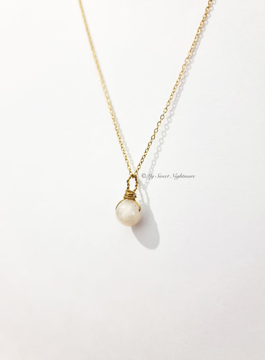 Minimal wire necklace with moonstone