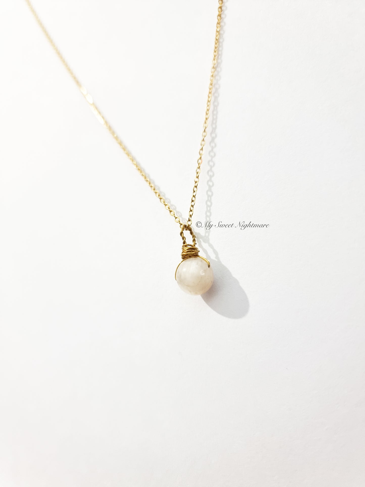 Minimal wire necklace with moonstone
