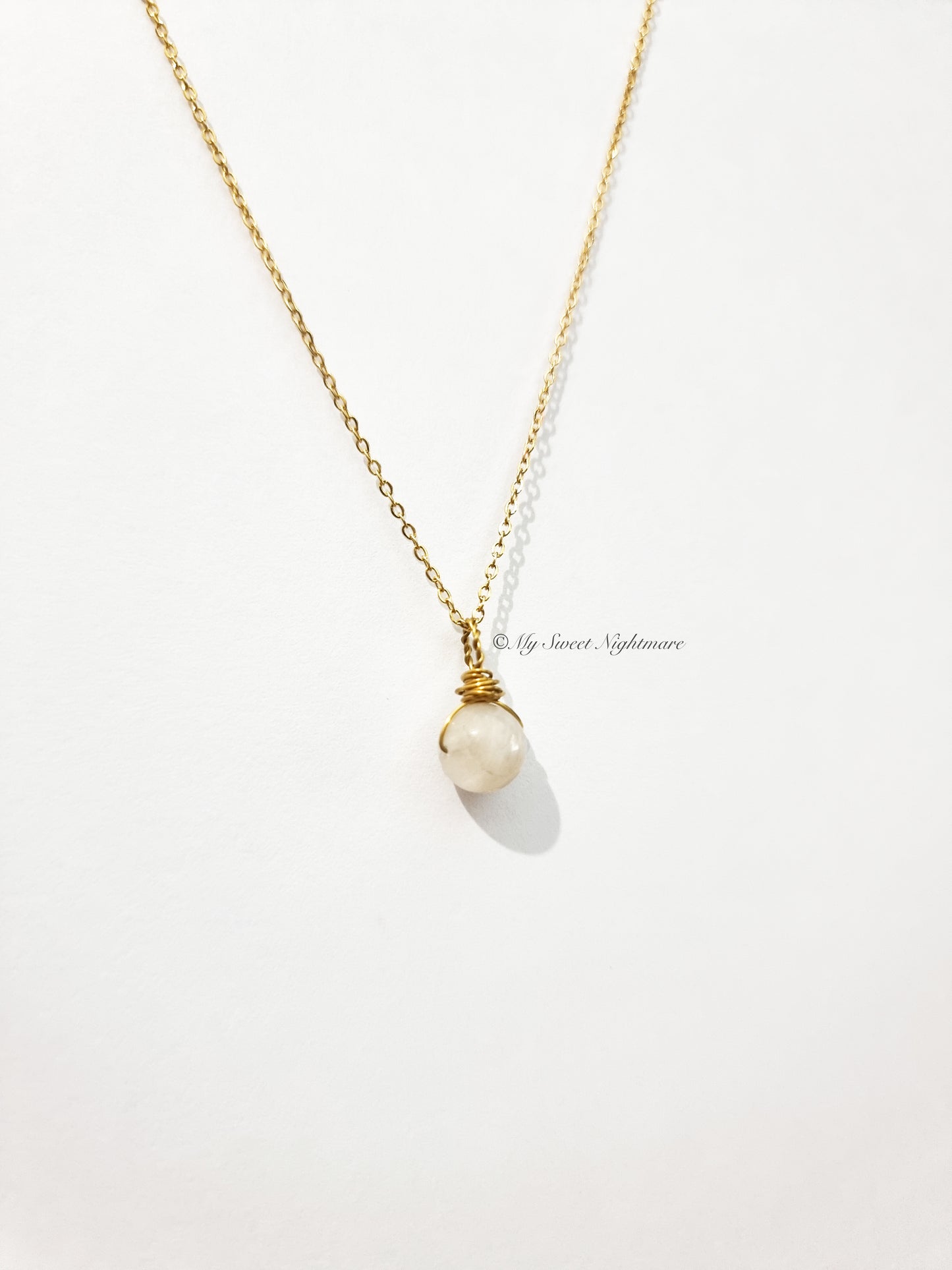 Minimal wire necklace with moonstone