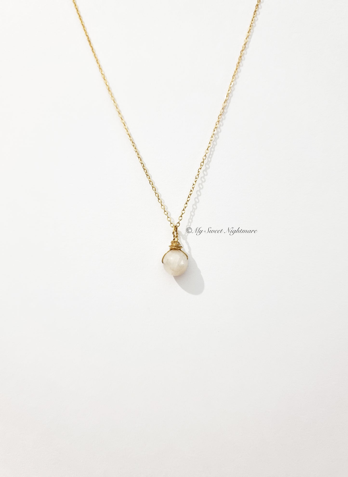 Minimal wire necklace with moonstone