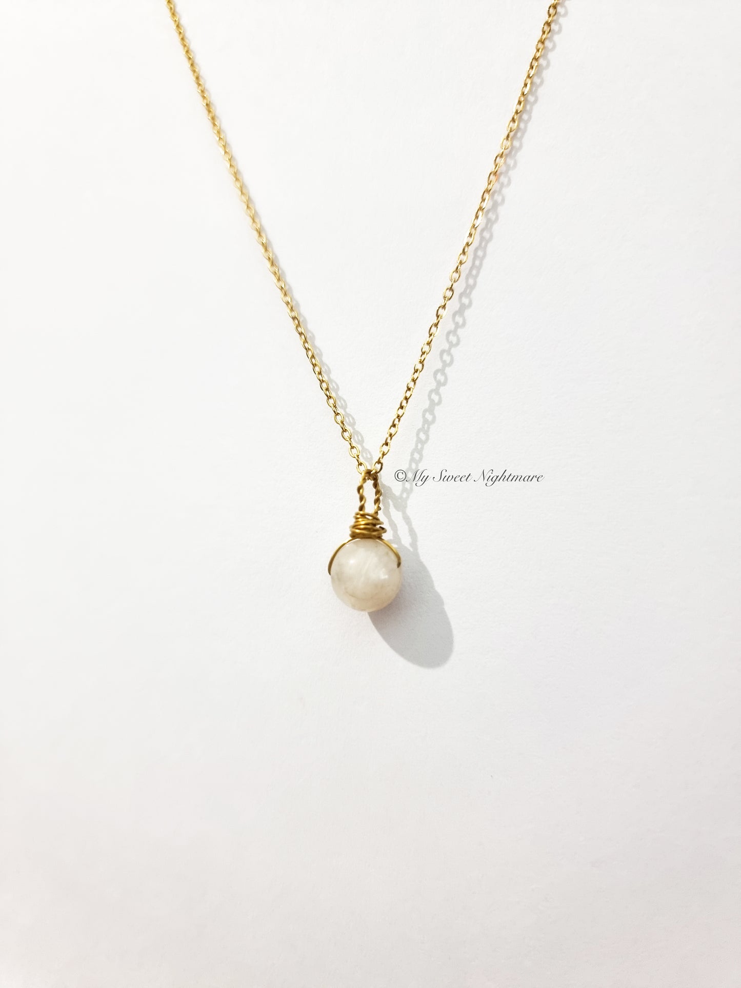 Minimal wire necklace with moonstone