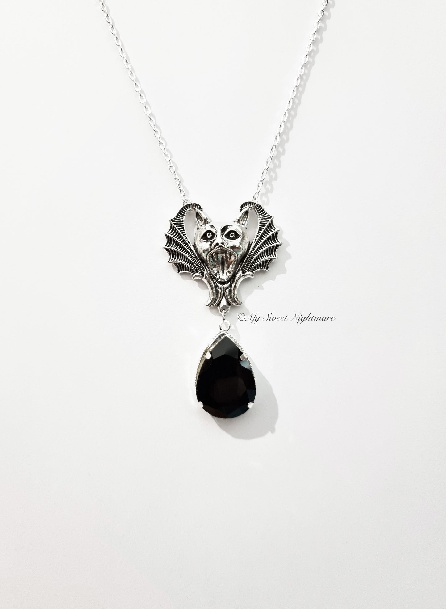 Collana gotica con pipistrello e cristallo nero a goccia