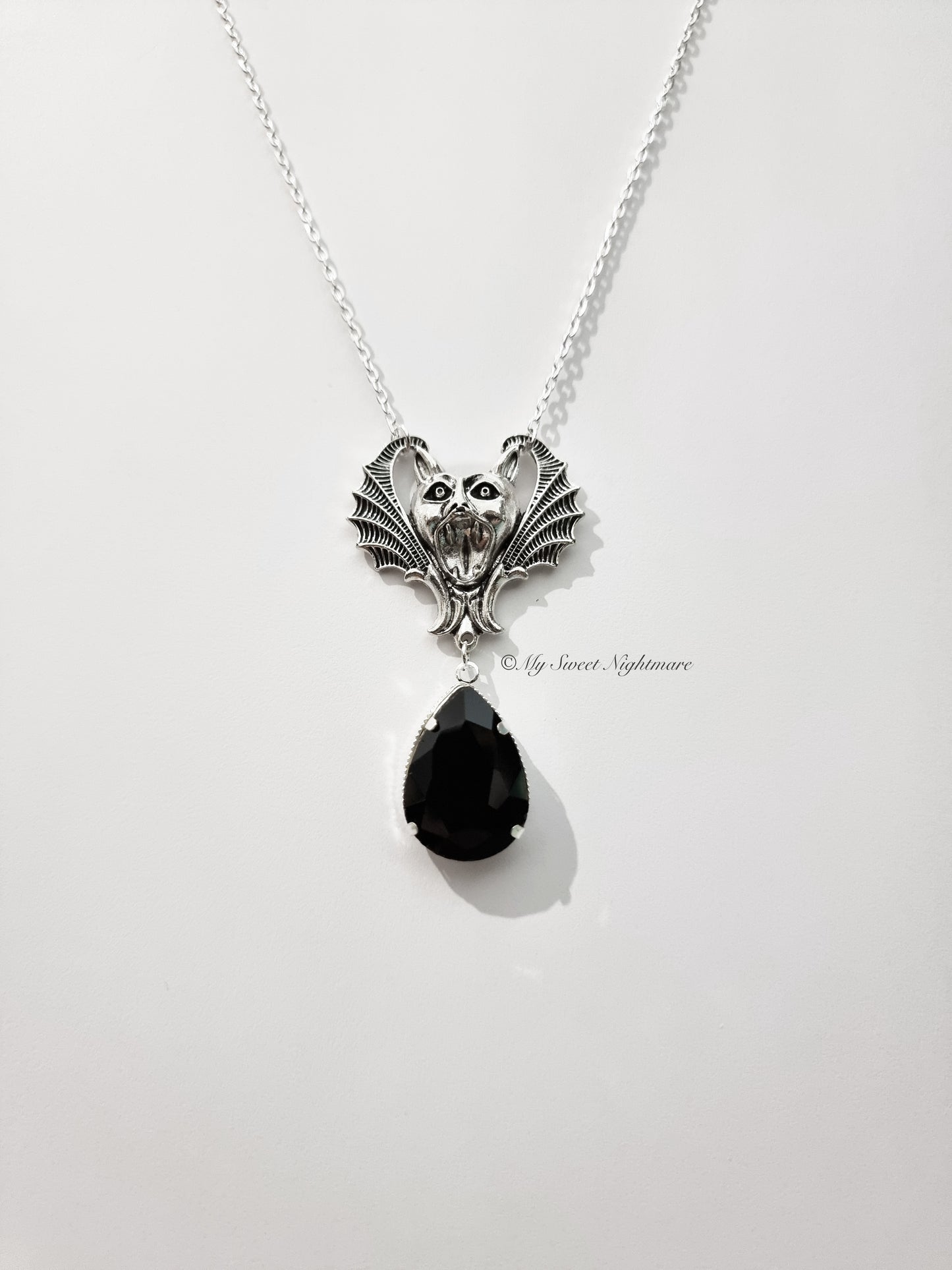 Collana gotica con pipistrello e cristallo nero a goccia